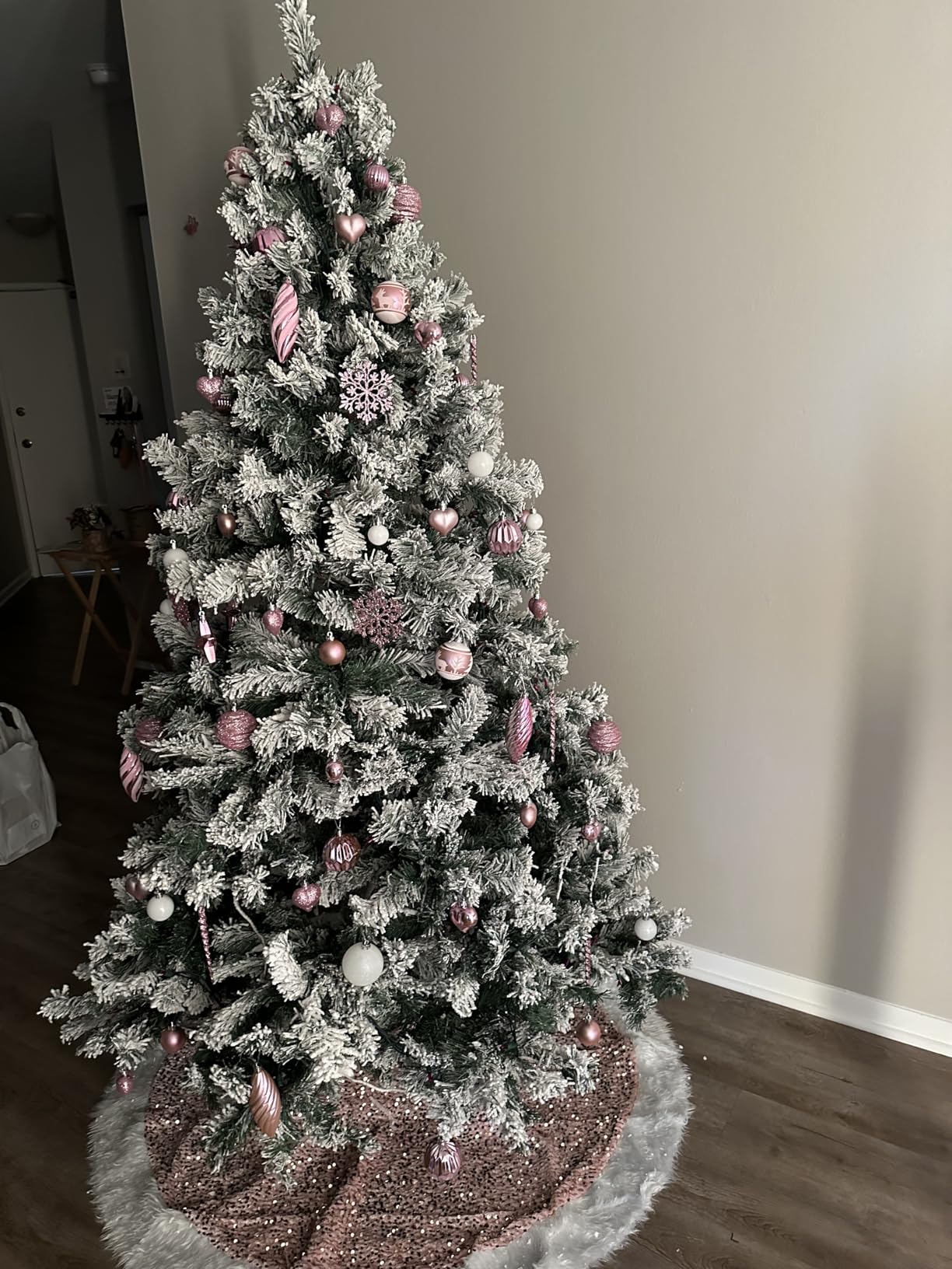 Yaheetech 6ft Snow Flocked Pre-lit Christmas Tree with 250 Warm White Lights, 820 Lush Branch Tips & Quick-Assembly Hinged Design, Full Artificial Xmas Tree for Winter Holiday Décor, Green & White customer photo 1