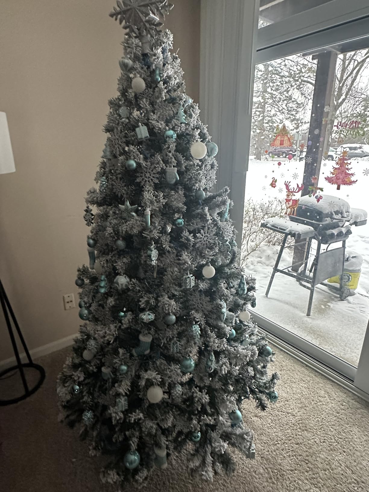 Yaheetech 6ft Snow Flocked Pre-lit Christmas Tree with 250 Warm White Lights, 820 Lush Branch Tips & Quick-Assembly Hinged Design, Full Artificial Xmas Tree for Winter Holiday Décor, Green & White customer photo 2