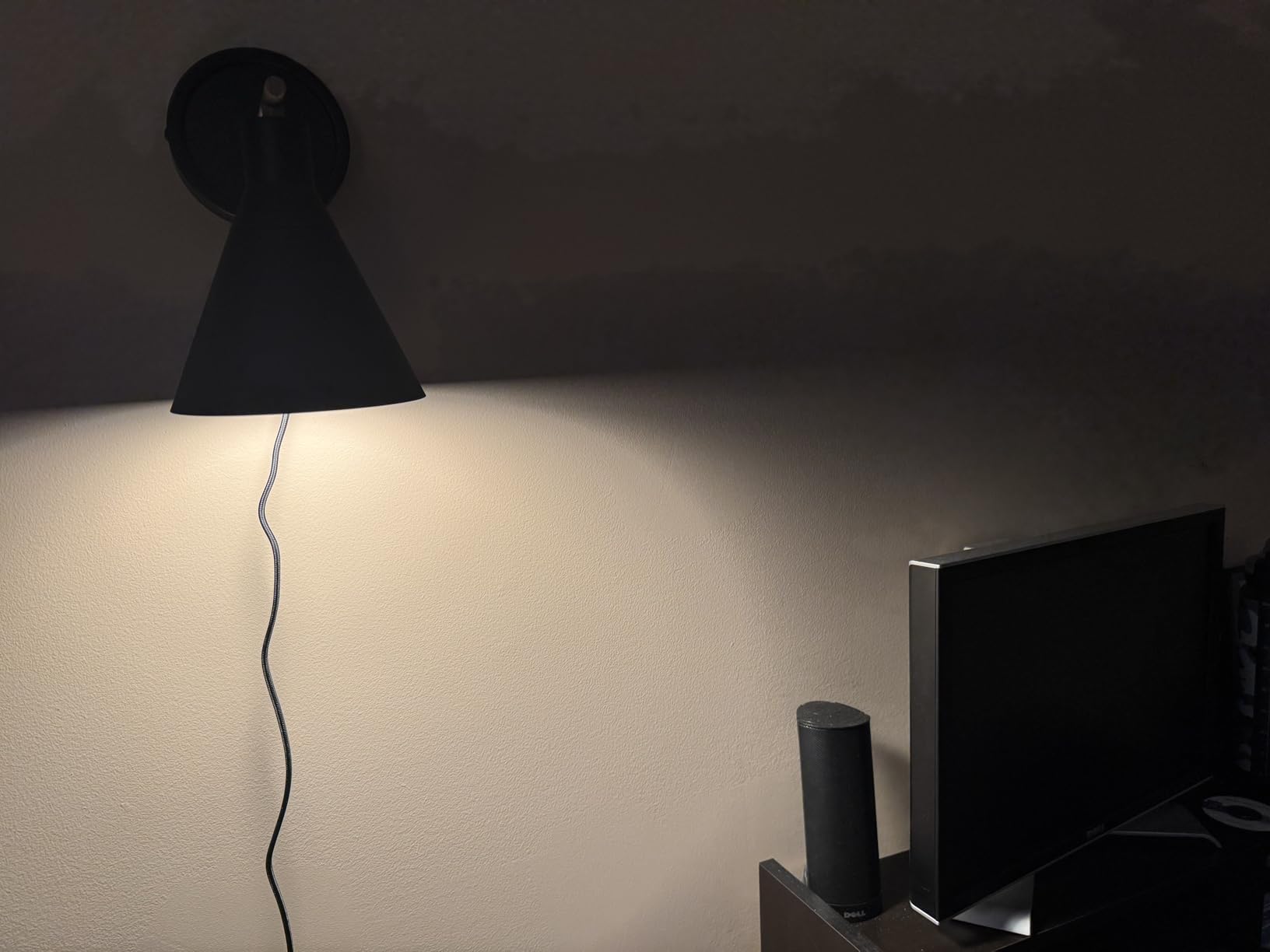 Globe Electric 51725 1-Light Dimmable Plug-in or Hardwire Wall Sconce, Matte Black, Faux Walnut Accent, Stepless Dimming Rotary Switch on Canopy, Black Fabric Cord, Bulb Not Included customer photo 2