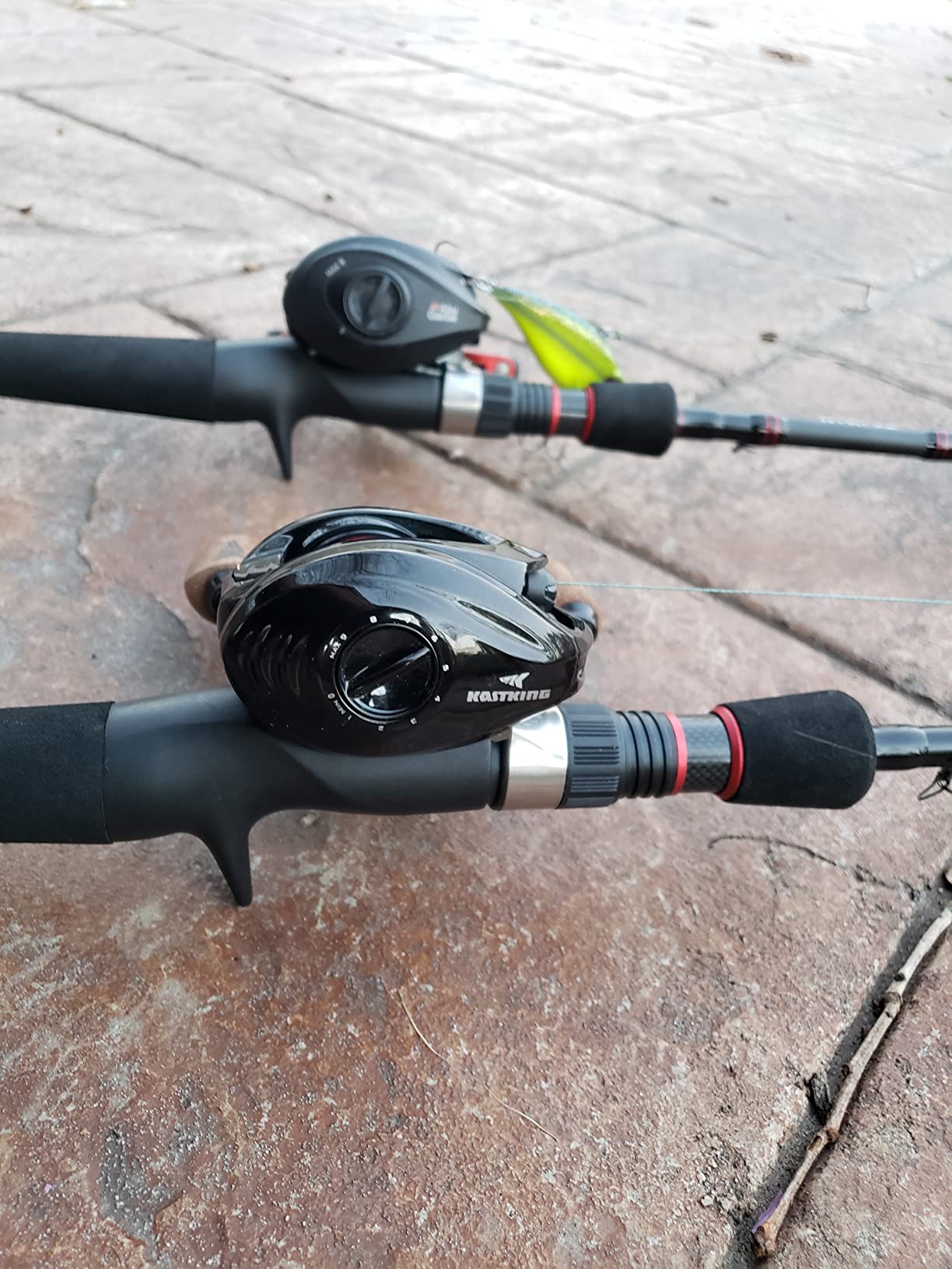 KastKing MegaJaws Elite Baitcasting Fishing Reel, AutoMag Dual Braking, 6.7oz, 17.64 LB Carbon Fiber Drag, 11+1 BB customer photo 2