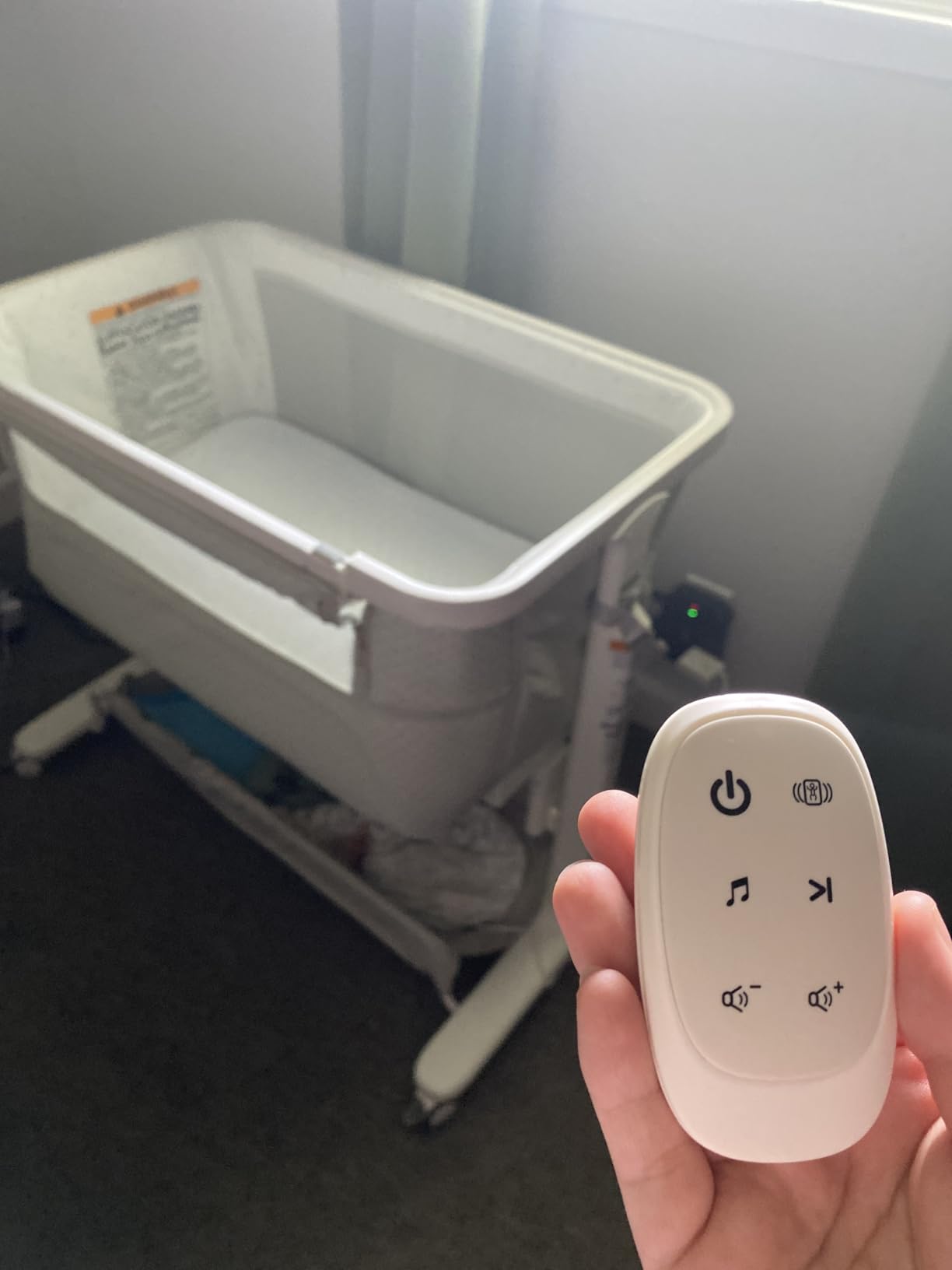 VaVaSoo Electric Bassinet for Newborns with Automatic Rocking, White | 3-speed automatic rocking, breathable fabric, 5-level height adjustment, built-in music, wheels, and storage basket customer photo 2