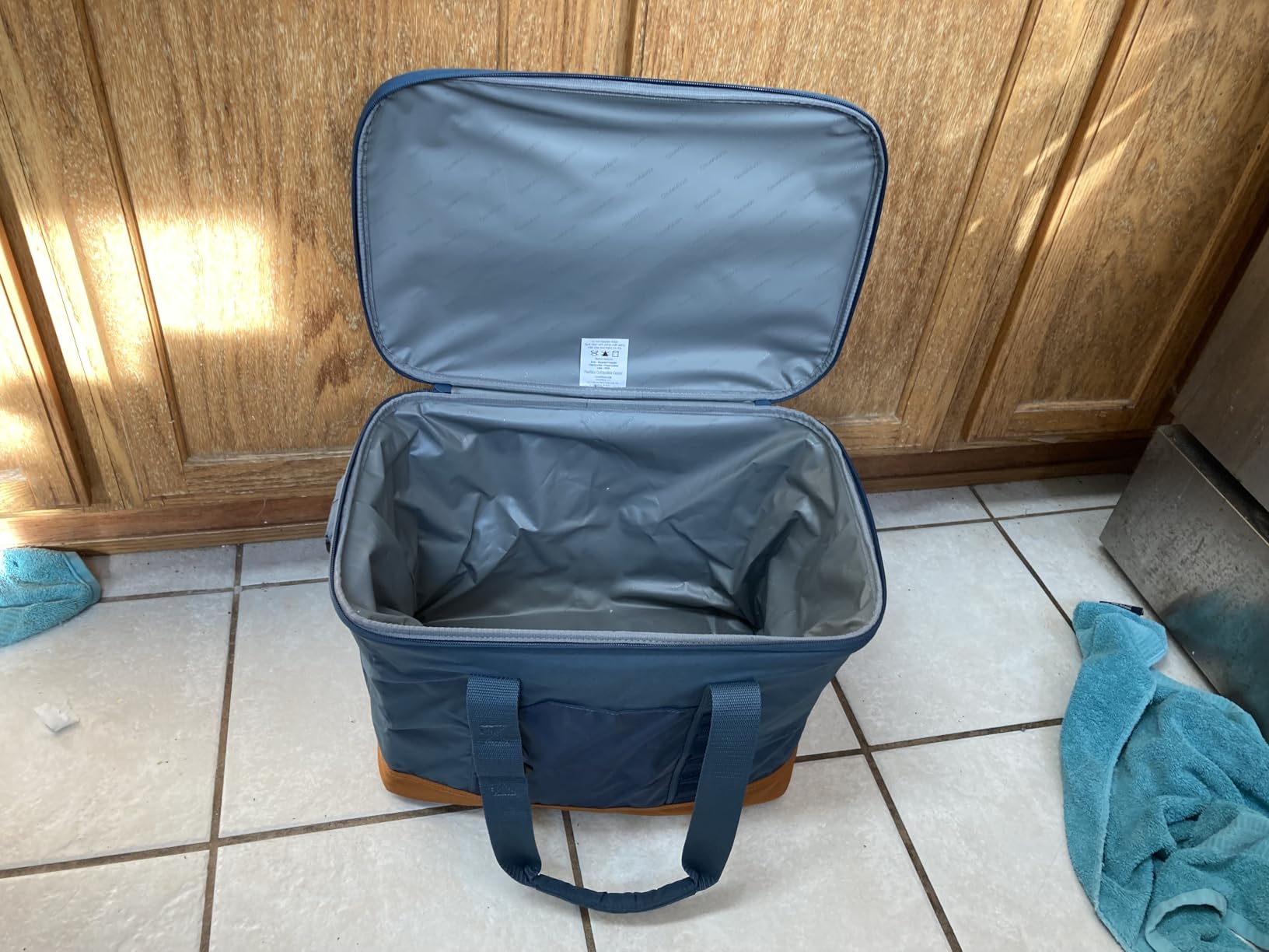 CleverMade Pacifica Collapsible Cooler Bag - Medium Portable Cooler Bag for Travel, Foldable Insulated Cooler for Beach, Picnic & Road Trips, Holds Up to 30 Cans, Leakproof Soft Carry Cooler - Ocean customer photo 2