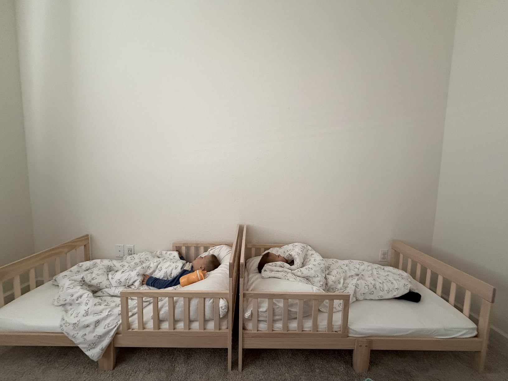 Dream On Me Finn Toddler Bed, Low Floor Wooden Bed, Side Safety Bed Rails, GREENGUARD Gold & BSA Certified, Non-Toxic Paint Finish, New Zealand Pinewood, up to 50 lbs - Vintage White Oak customer photo 1