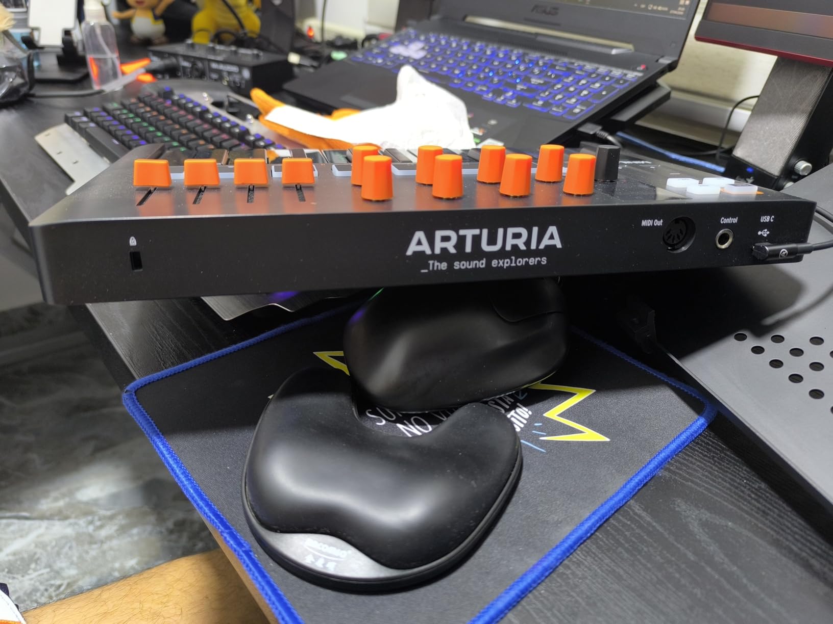 Arturia MiniLab 3 - Universal MIDI Controller for Music Production, with All-in-One Software Package - 25 Keys, 8 Multi-Color Pads - White customer photo 1