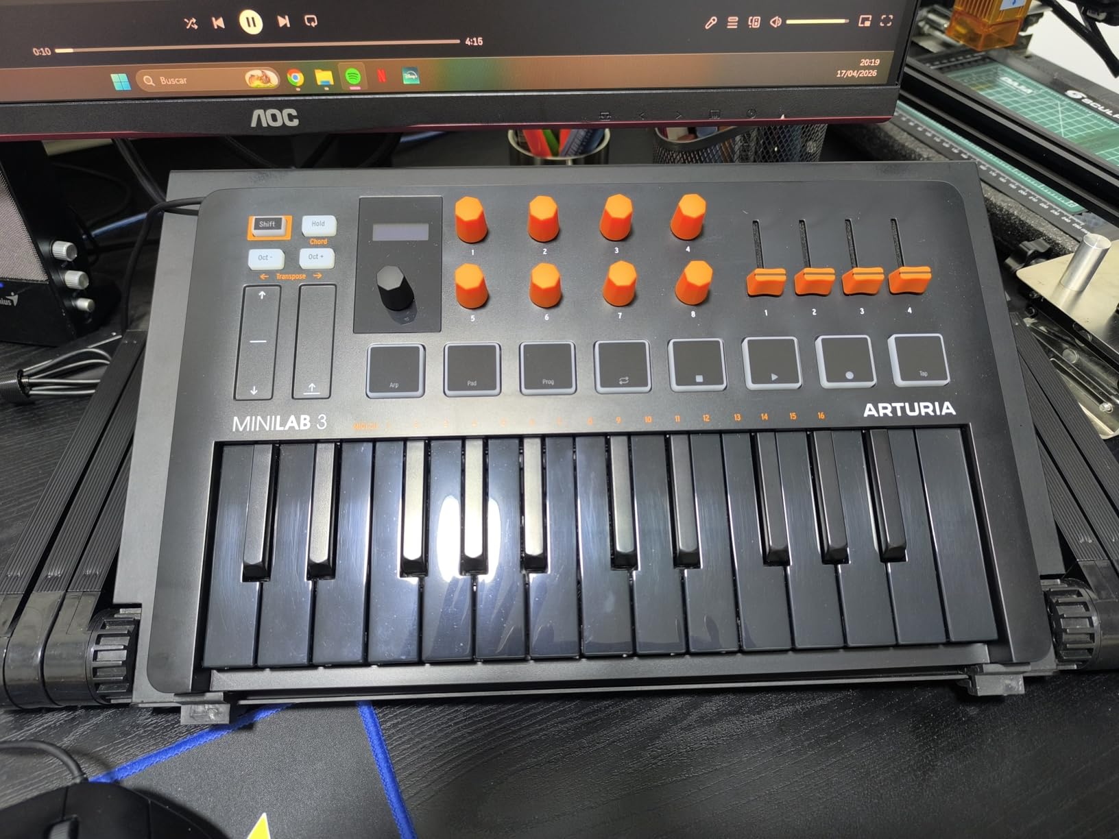 Arturia MiniLab 3 - Universal MIDI Controller for Music Production, with All-in-One Software Package - 25 Keys, 8 Multi-Color Pads - White customer photo 2