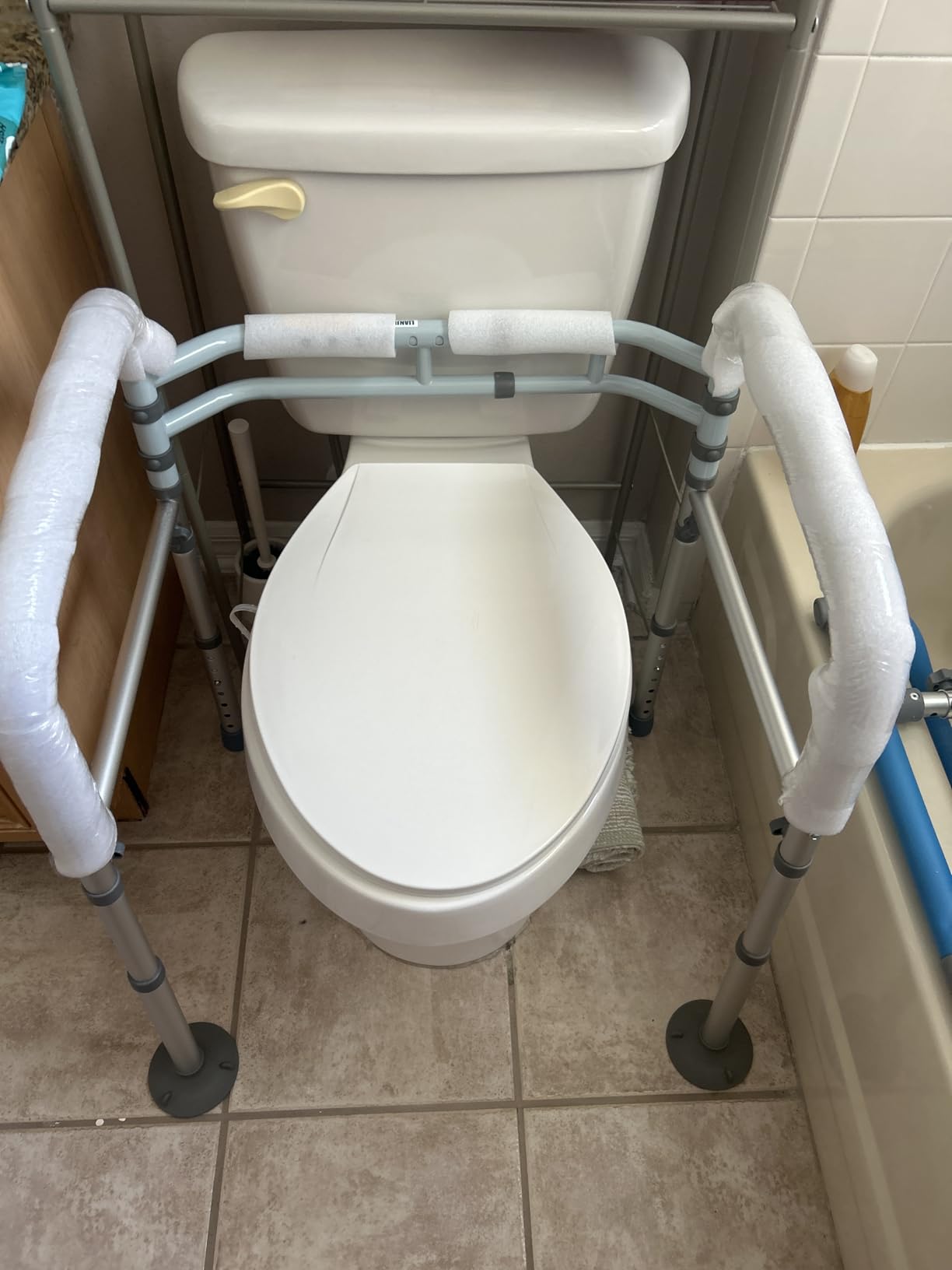 Lianjindun Toilet Safety Rails (350 lb), Adjustable Toilet Frame for Elderly, Seniors, Handicap & Disabled, Foldable Handicap Toilet Handles Fit Any Toilets (Gray) customer photo 2