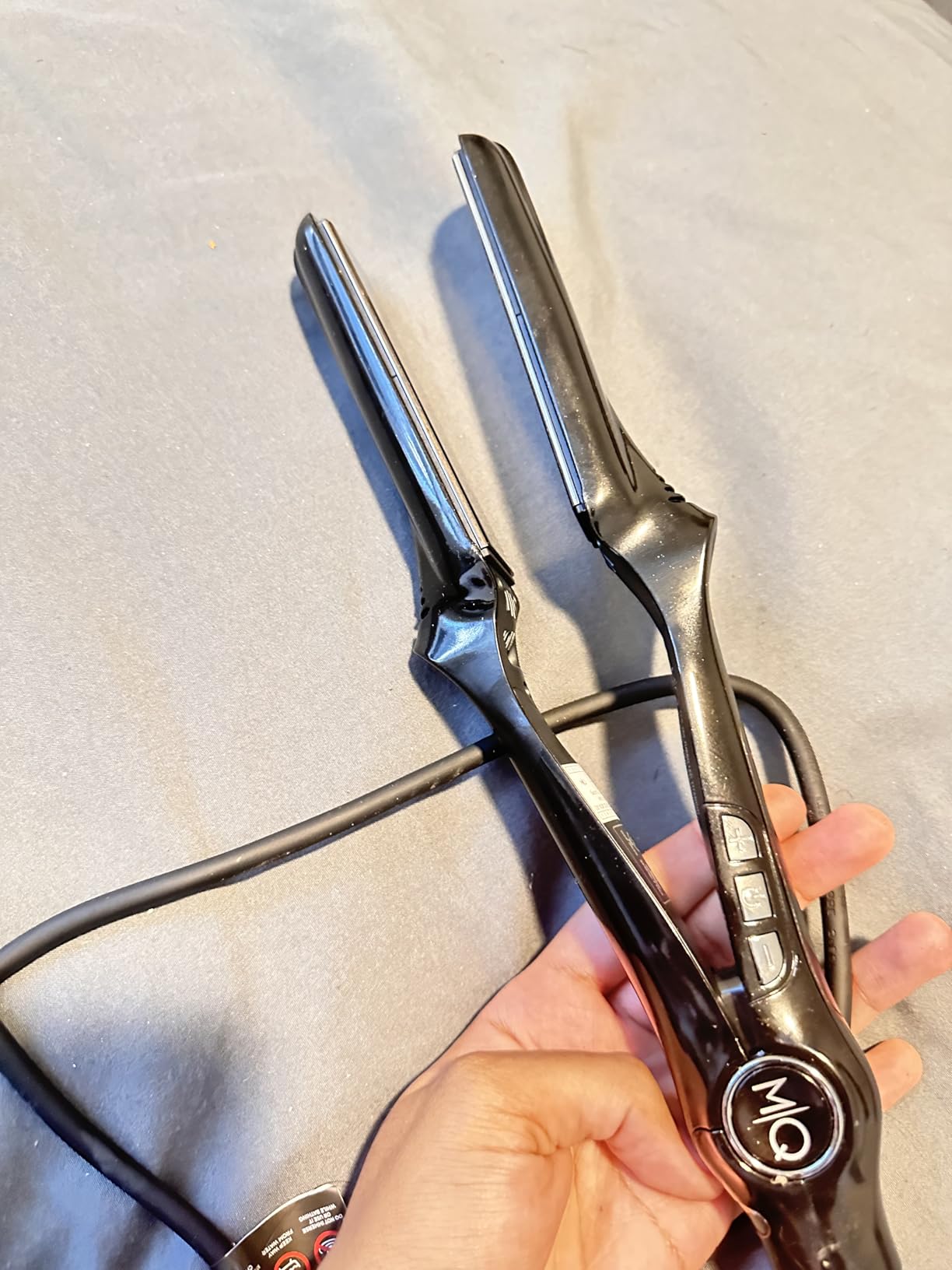 MQ Hair - Professional Titanium Flat Iron 480F Turbo - Bivolt, Anatomic Design, Ultra-Smooth, Mirror Effect - 3 Passes Needed, Perfect Straightening - Heating Safe Control, Ionized Plates - Black customer photo 1