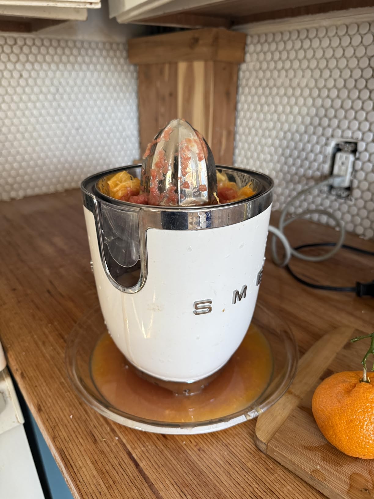 SMEG CJF11 Citrus Juicer - Retro Style Electric Juicer with Stainless Steel Reamer, Anti-Drip Spout & BPA-Free Dome Lid - Easy Clean, One-Touch Operation-White customer photo 2