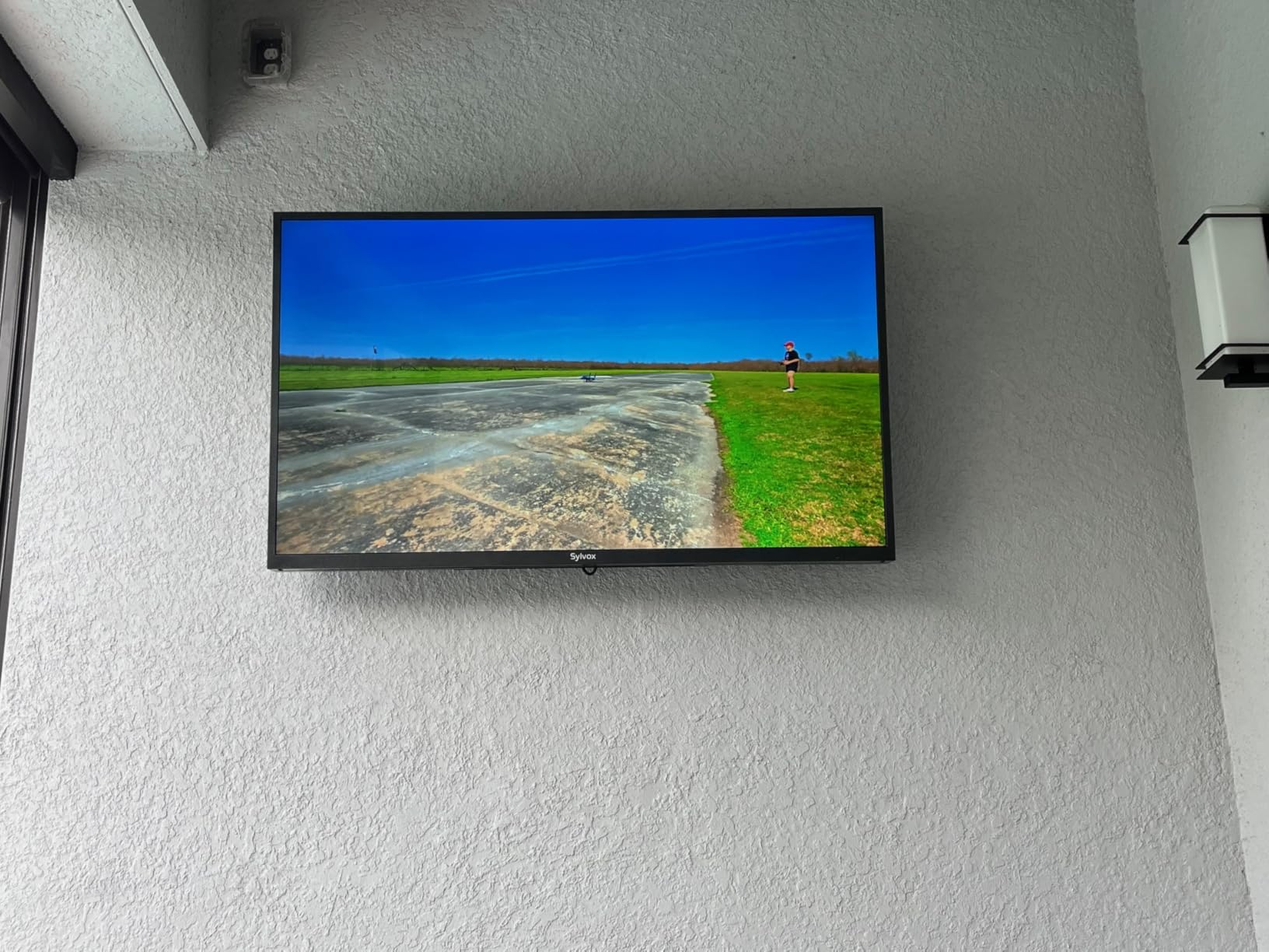 SYLVOX Smart Outdoor TV, 43 inch Outdoor Television Upgraded Google TV, 4K Weatherproof Outside TV, IP56 Waterproof, Google Assistant, Chromecast, 1000 nit Brightness for Partial Sun (Deck Pro 3.0) customer photo 1