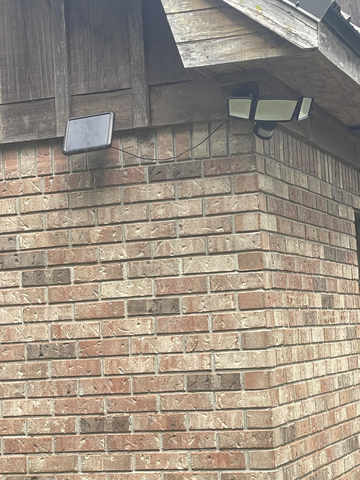 Ensenior Solar Security Lights, Wide Beam Flood Light 6500K Super Bright for Driveway Backyard Garden, Remote Control Motion Lights, Weather-Resistant Exterior Lighting, 1800LM Lumen (2-Pack) customer photo 1