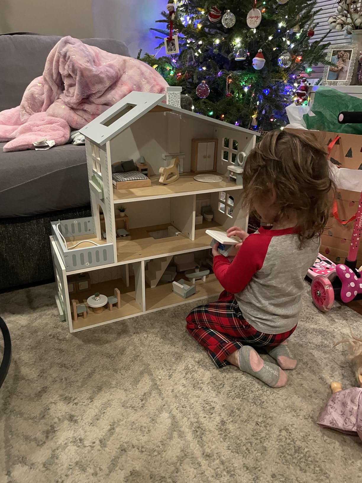 ROBOTIME Wooden Dollhouse, Wooden Doll House with 29 Pieces of Furniture, 6 Rooms Fits 4-6 Inch Dolls, Gift for Kids Ages 3+ customer photo 2