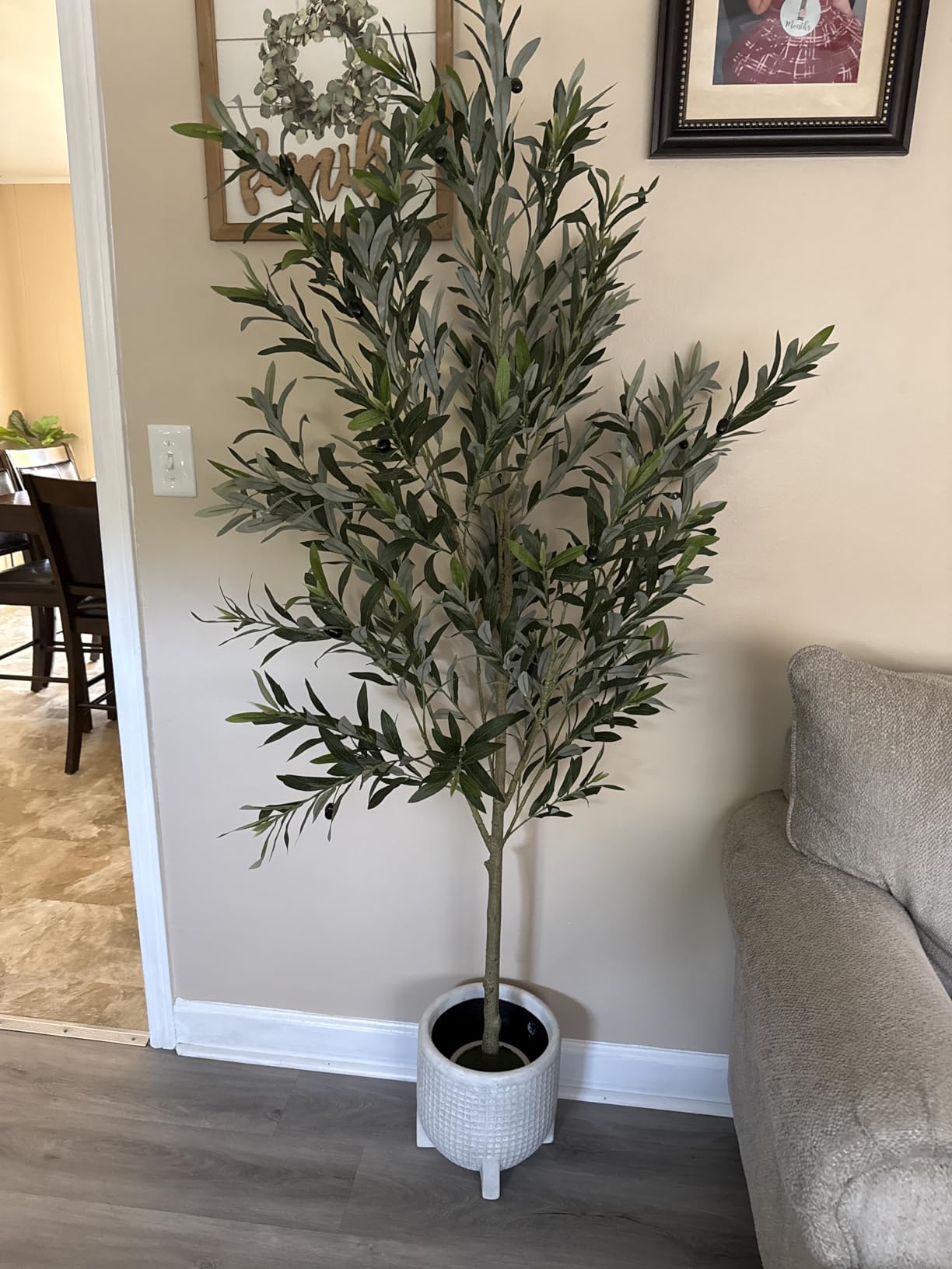 Alupssuc 6FT Artificial Olive Trees, Faux Silk Plant with Lively Artificial Trunk and Lifelike Fruits, Indoor Fake Potted Tree with White Planter for Modern Home Office Living Room Decor customer photo 1
