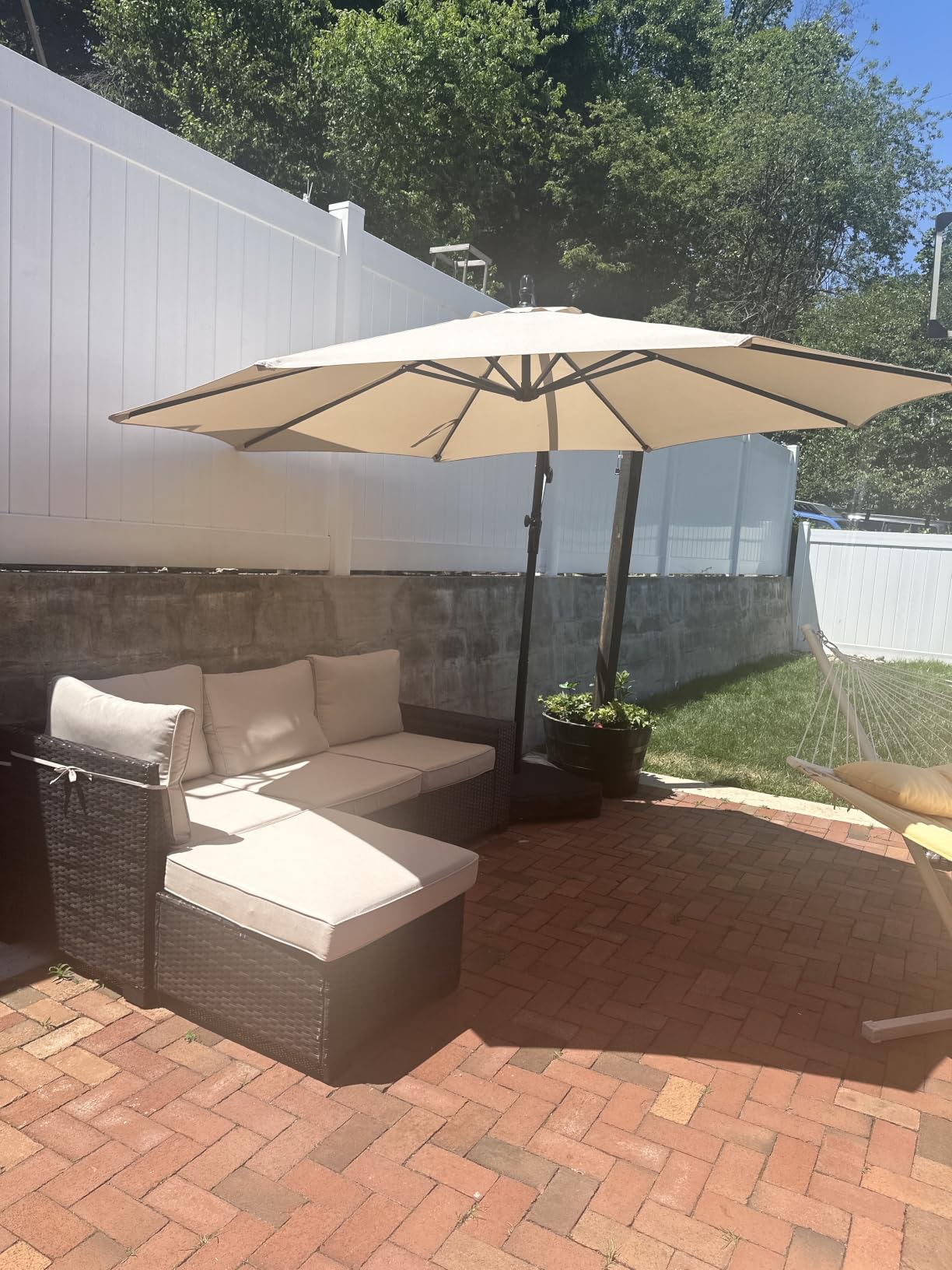 wikiwiki 10ft Patio Umbrella with Base Included, Outdoor Offset Cantilever Umbrella with Sandbag Base for Backyard, Garden and Pool, Easy to Tilt and Crank, Beige customer photo 2