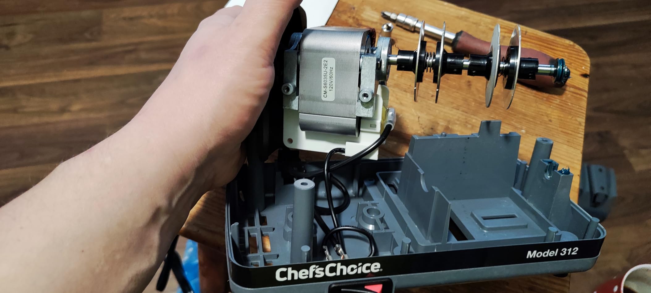 Chef'sChoice Professional Electric Knife Sharpeners UltraHone With 100-Percent Diamond Abrasives And Precision Angle Guides For 20-Degree Straight-Edge and Serrated Knives, 2-Stage, White customer photo 1