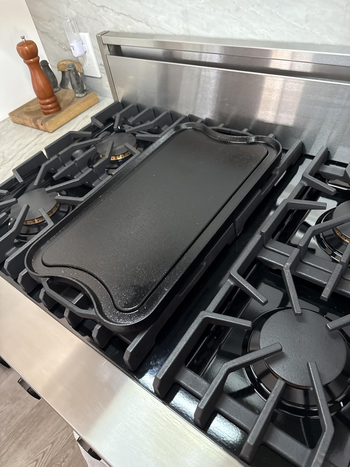 Viking Griddle, 20 Inch Reversible Cast Iron Grill Pan, Pre-Seasoned, Oven Safe, Induction Ready, Black customer photo 1