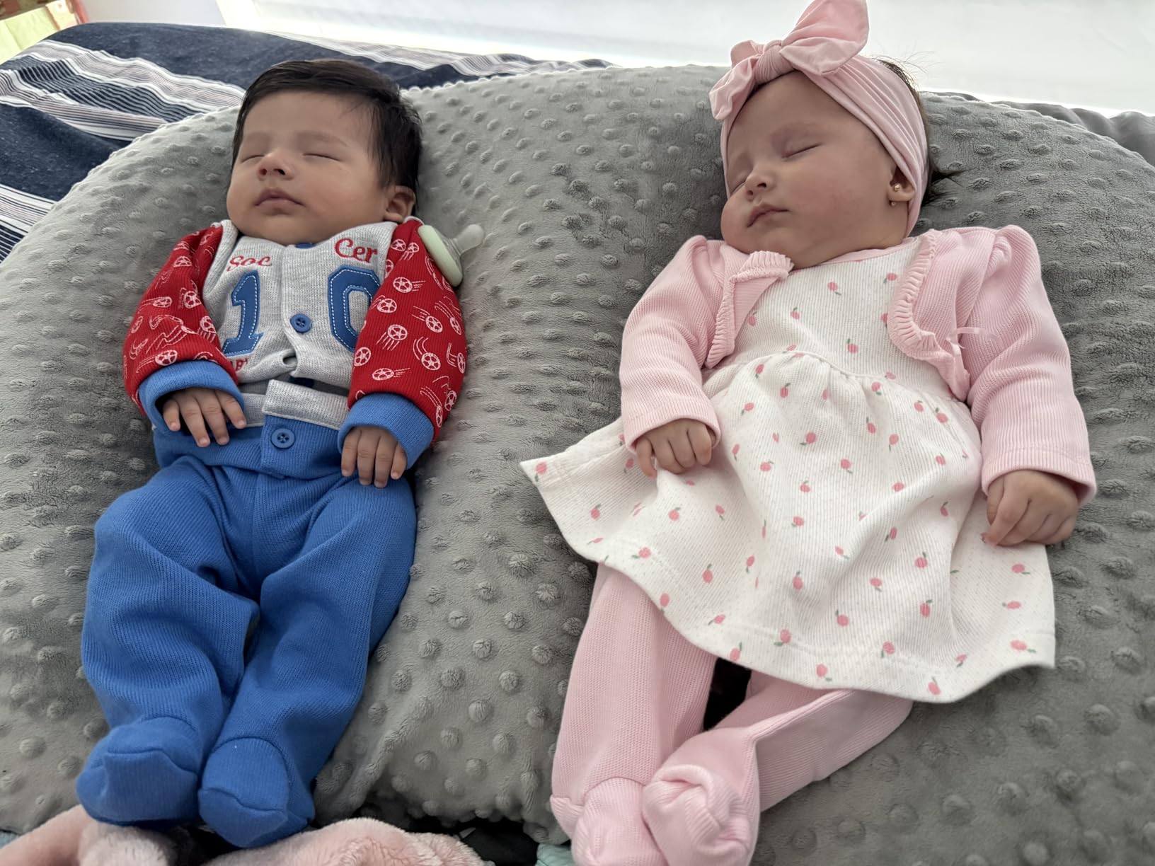 Twin Z The Pillow - 6 uses in 1 Twin Pillow ! Grey Plus Free Travel Bag! customer photo 2