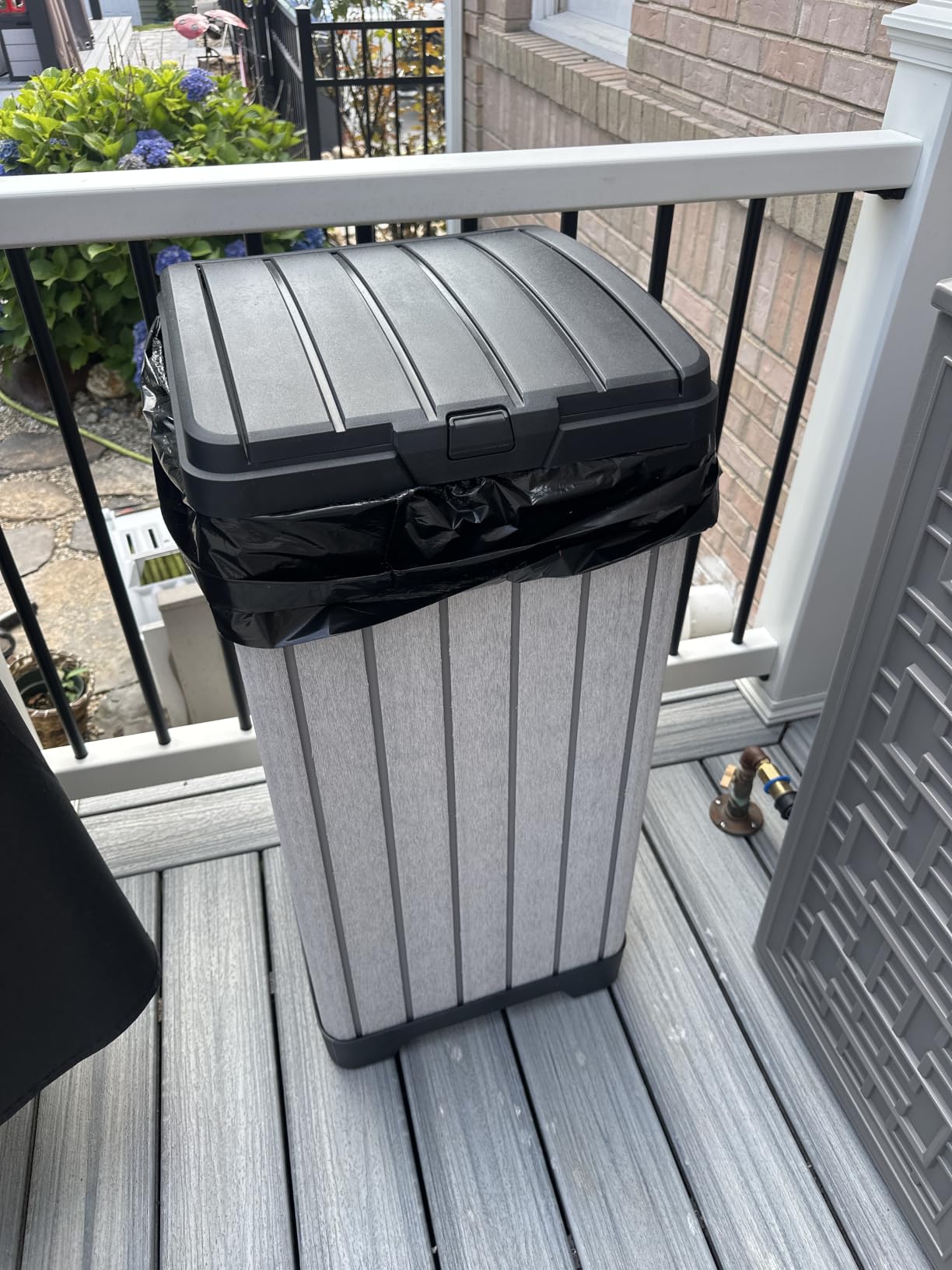 Keter Rockford Resin 38 Gallon Outdoor Kitchen Trash Can with Lid and Drip Tray for Easy Cleaning-Perfect for Patio Dining, Grey customer photo 2