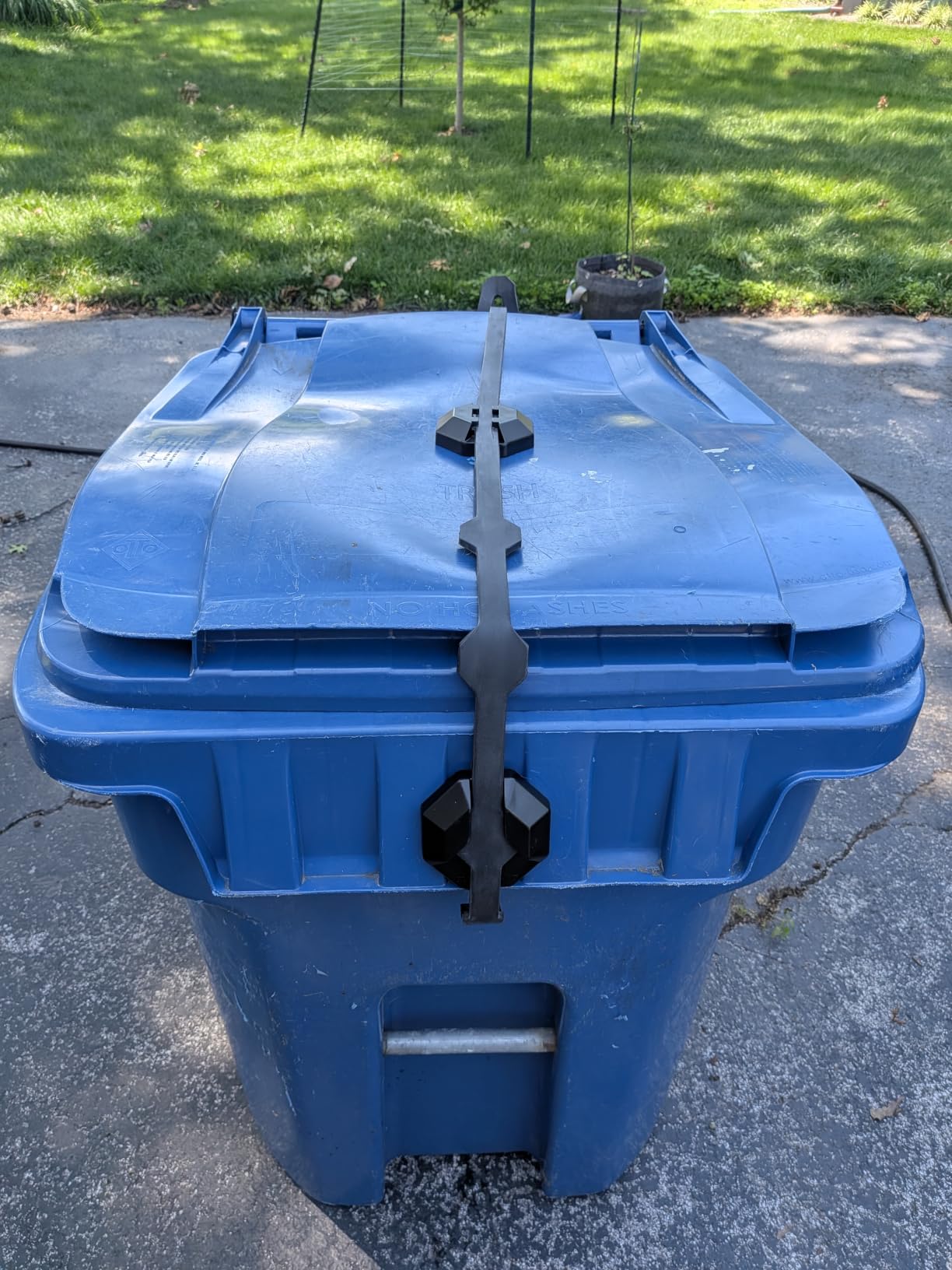 Blazer Brand Strong Strap Lid Lock for 32-96 Gallon Garbage Cans (1 Starter Kit) Long Lasting, No Tools Required, Stretch to Latch, Mitigate Pests, Wind, Overflow, and Spillage customer photo 1