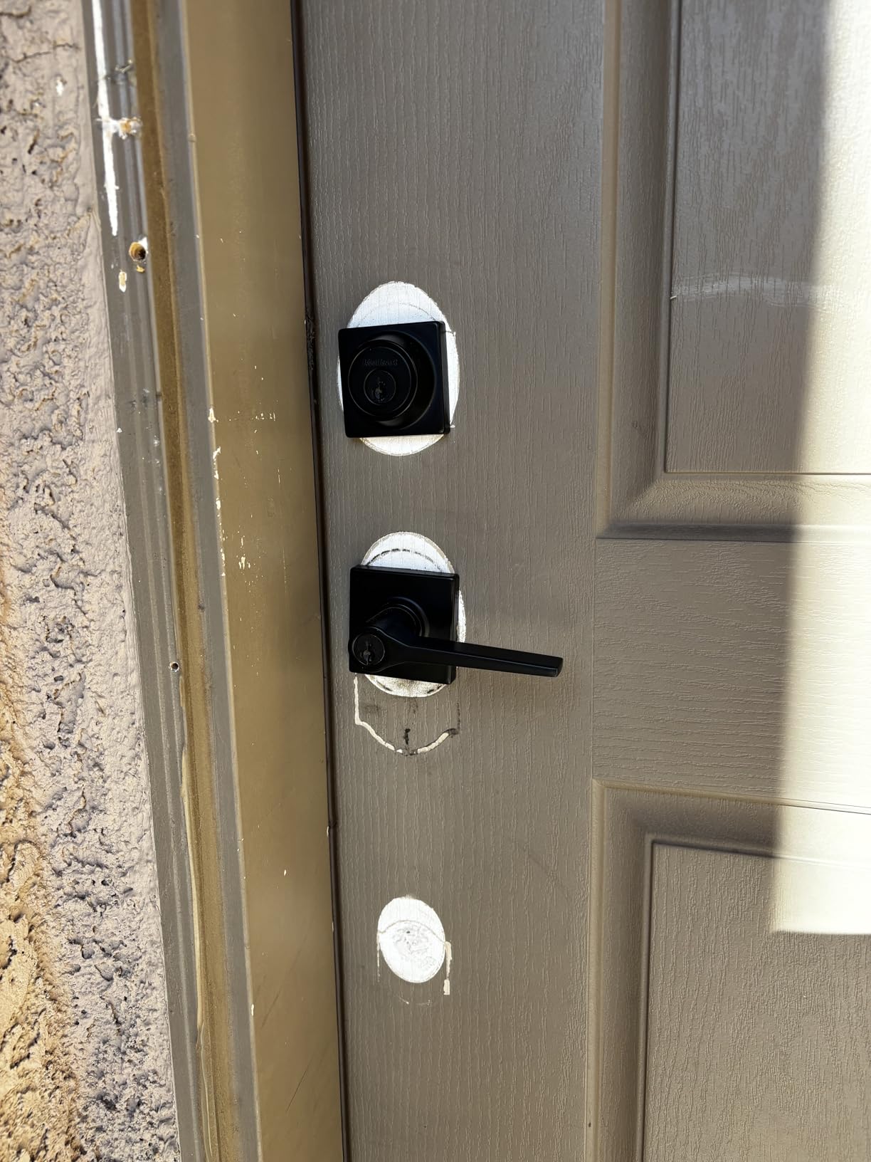 Amazon Basics Front Door Lock Set, Handleset with Tulip Knob, Easy Installation, Level Door Handle, Exterior, Single Cylinder, Oil Bronze, 1-Pack customer photo 1
