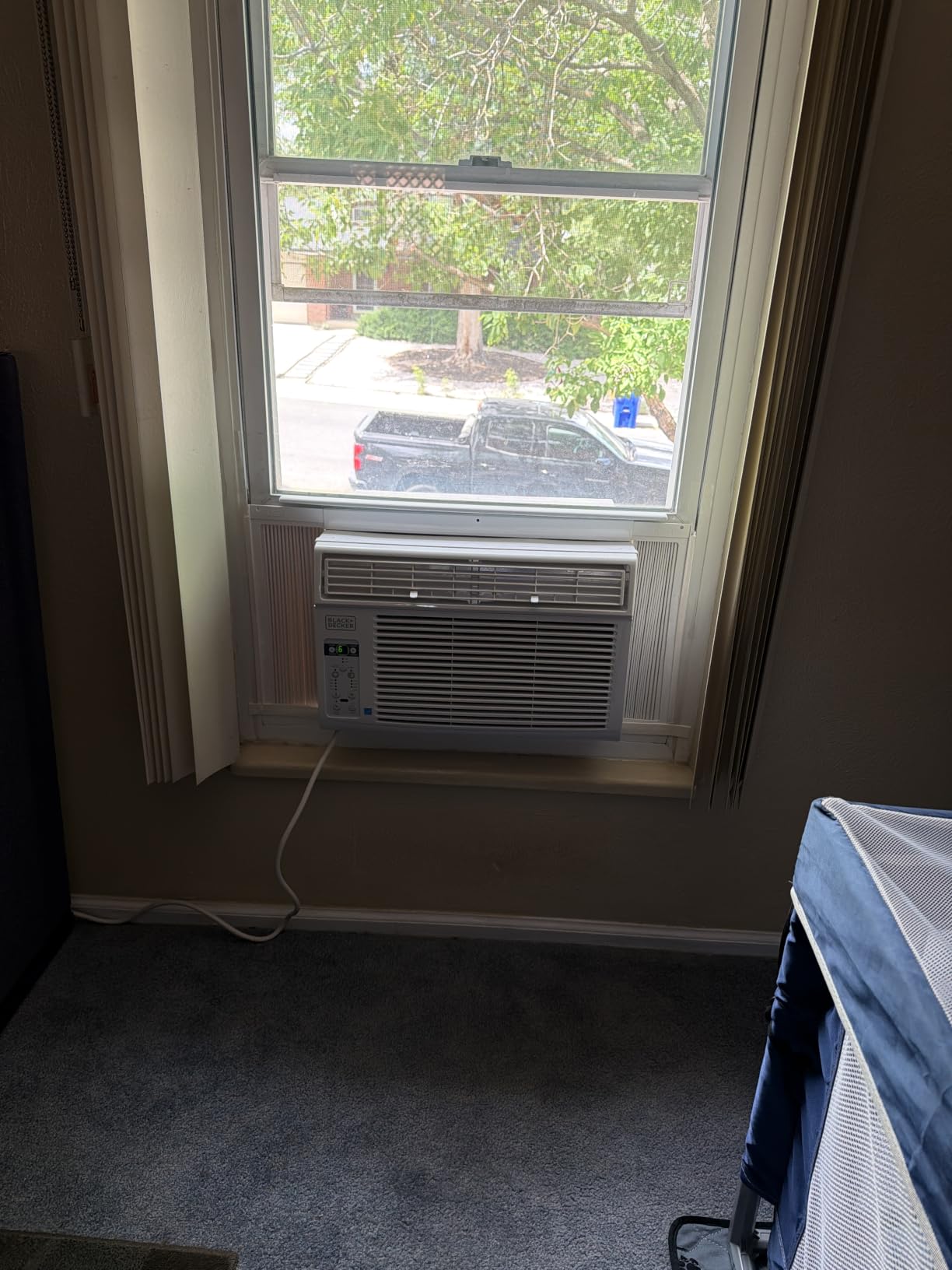 BLACK+DECKER Window Air Conditioner 14300 BTU, AC Window Unit Cools Up to 700 Square Feet, Window AC Unit with Remote Control, 3 Cooling Speeds and Fan Only Function, BD145WT6, White customer photo 1