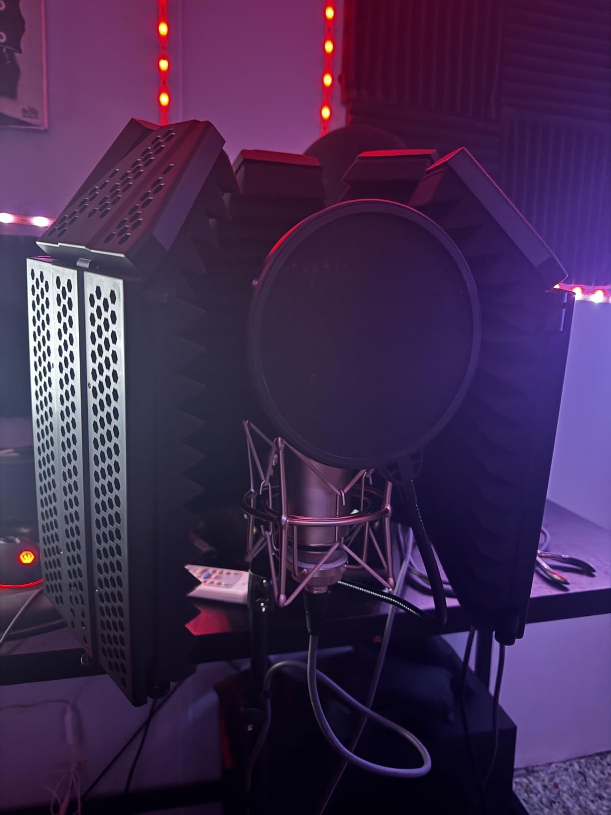 XTUGA Recording Microphone Isolation Shield, High Density Absorbent Foam 5 Panels to Filter Vocal, Top Enclosed Foldable Soundproof Cover for Condenser Studio Equipment MIS02 customer photo 1