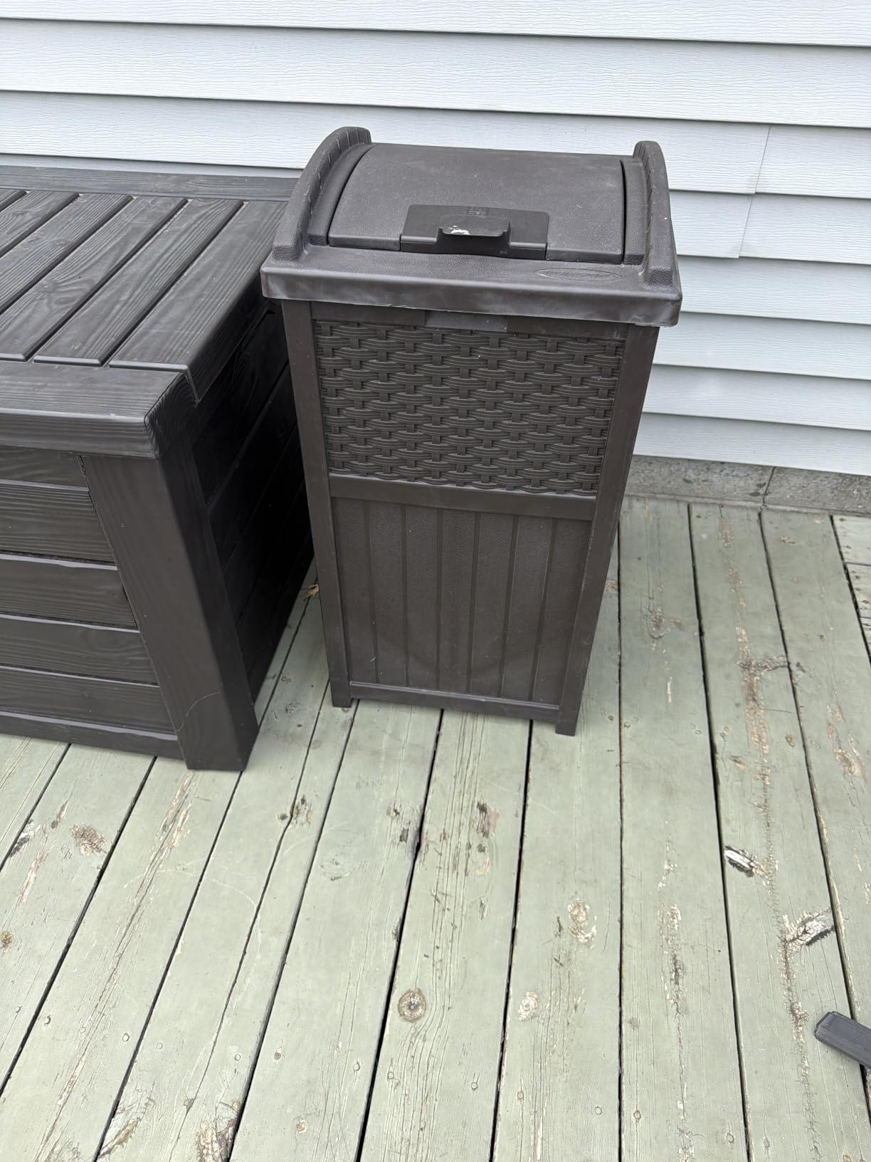 Suncast 33 Gallon Wicker-Style Hideaway Trash Can with Secure Latching Lid and Weather-Resistant Construction for Patio, Cyberspace Grey, Made in the USA customer photo 1