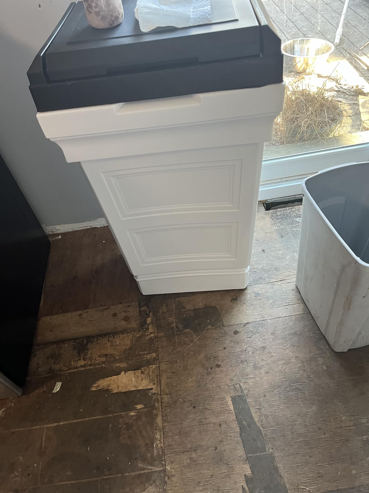 Step2 Atherton Large Garbage Container, Indoor/Outdoor Trash Can with Lid, Weather Resistant, Made of Durable Plastic, Weather-Resistant, Onyx Black customer photo 1