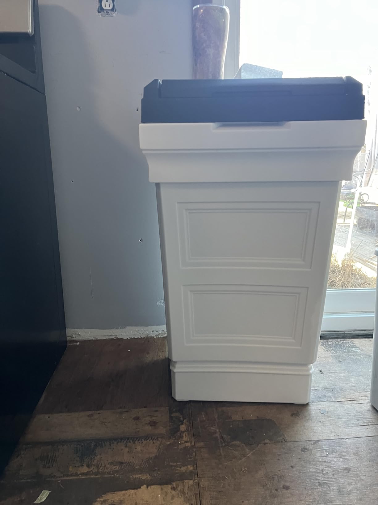 Step2 Atherton Large Garbage Container, Indoor/Outdoor Trash Can with Lid, Weather Resistant, Made of Durable Plastic, Weather-Resistant, Onyx Black customer photo 2