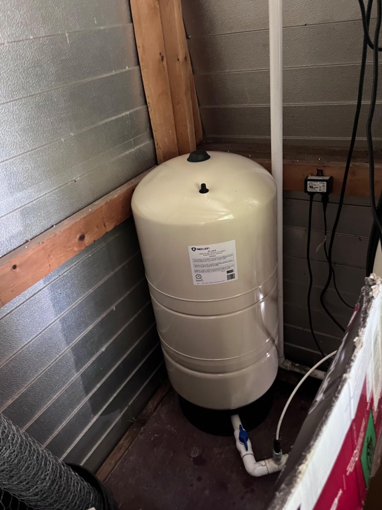 Red Lion RL34A 34-Gallon Vertical Pre-Charged Pressure Tank with Thermoplastic Base for Well Pumps, 1-Inch FNPT System Connection, Almond, 604683 customer photo 1