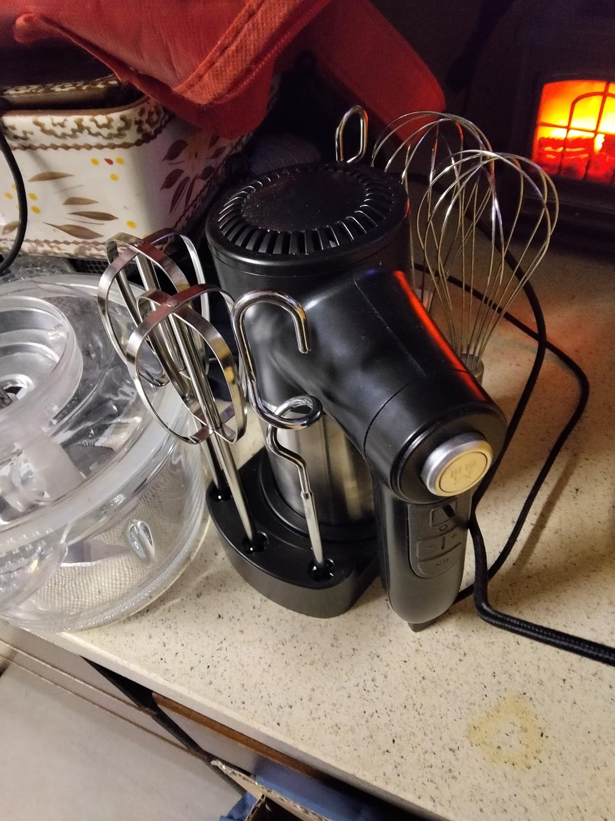 binROC Cordless Electric Hand Mixer, 7 Speed Rechargeable Wireless Handheld Mixer with Eject Button, Long Battery, Quiet Anti-Splash, 6×304 Stainless Steel Attachments & Storage Base for Baking (Black) customer photo 2