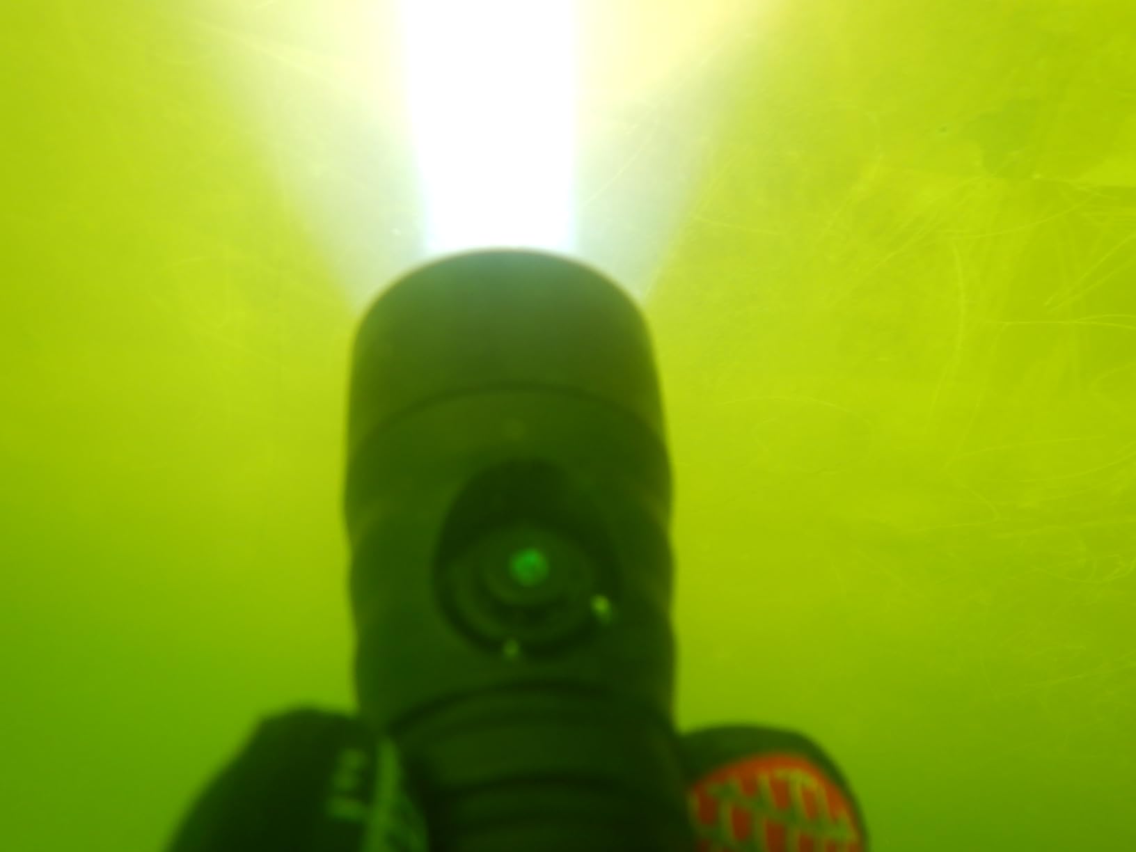 SD1500 Dive Light 1500 Lumens Scuba Diving Flashlight 3 Modes Waterproof Underwater Diving Safety Backup Lights with Power Indicator for Night Diving customer photo 1