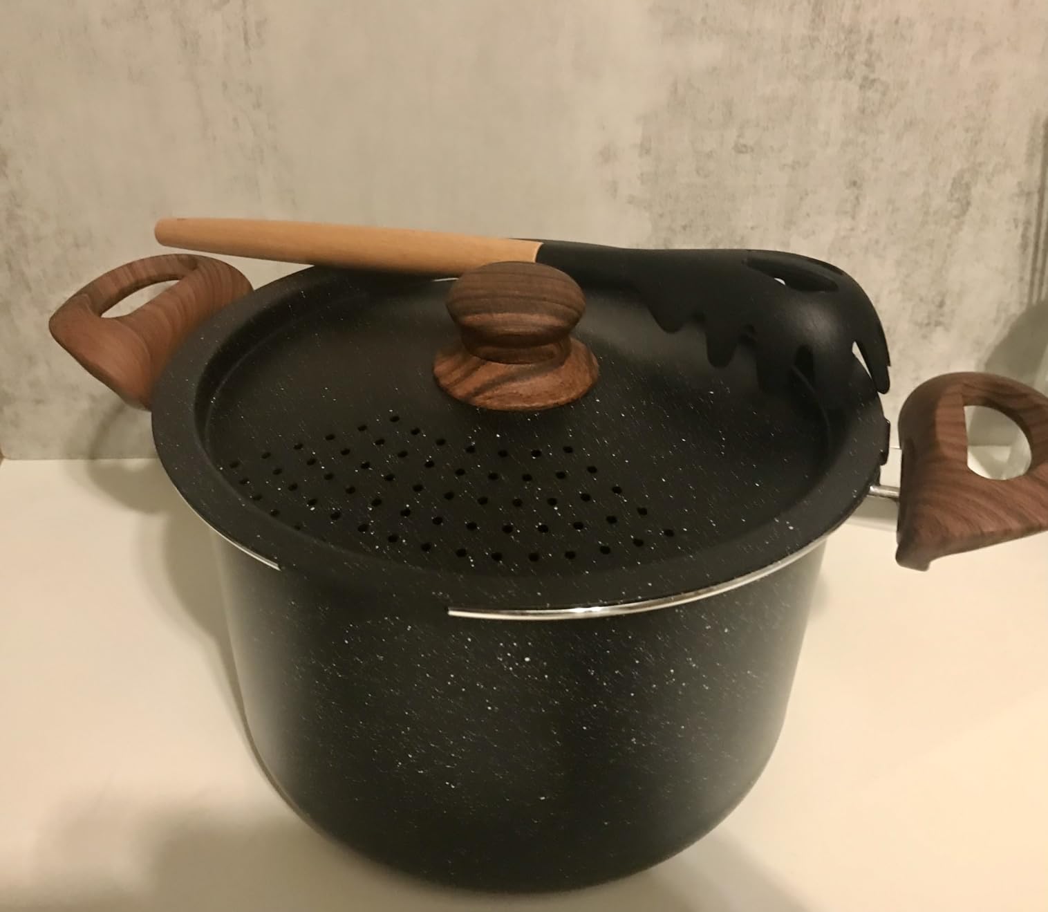 NutriChef 5qt Pasta Pot with Strainer Lid & Pasta Fork | Non-Stick Cooking Pot | Lockable Lid, Heat Resistant Handles | Even Heat Distribution | Easy Clean | Black Marble customer photo 1