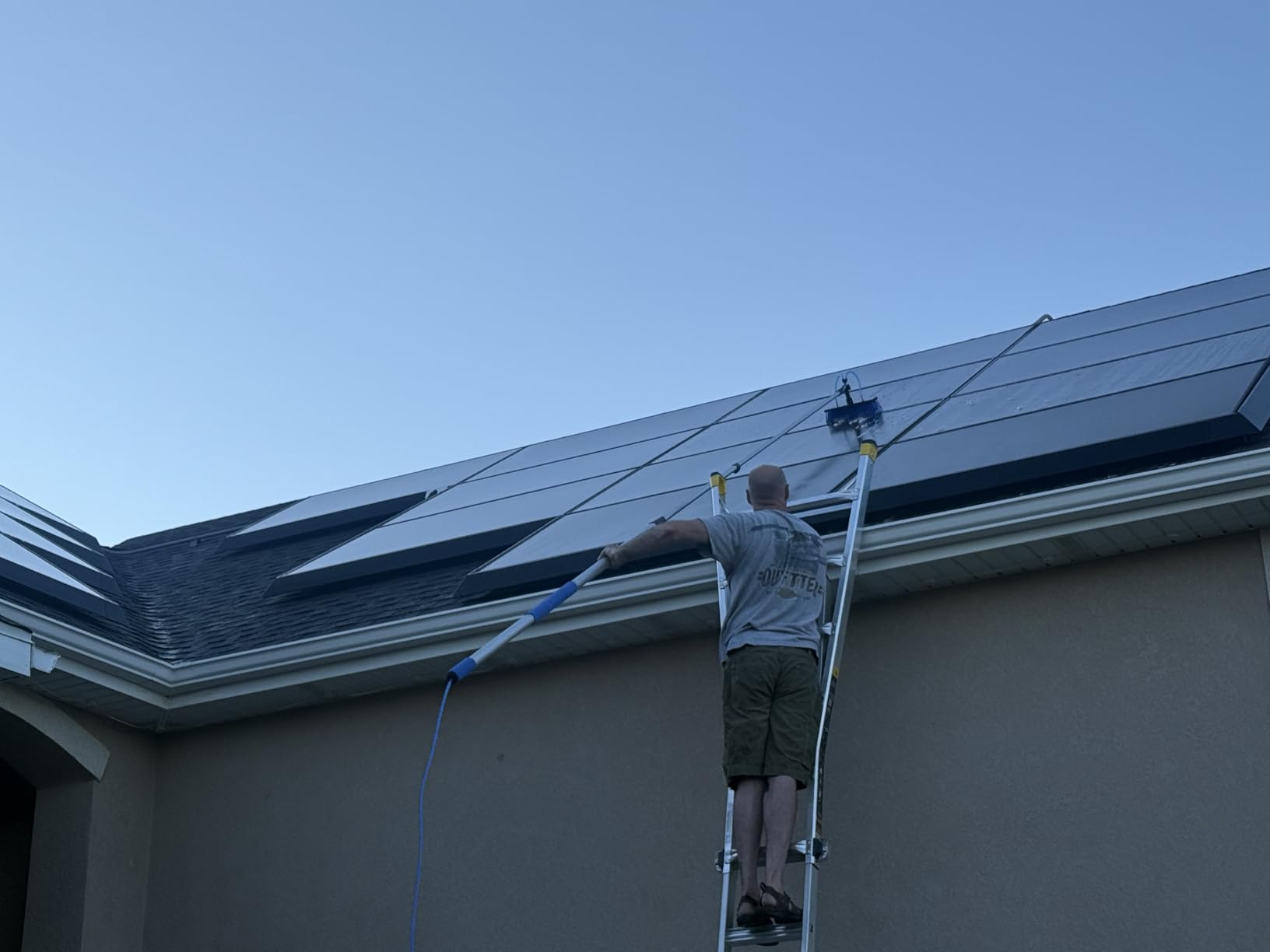VEVOR Water Fed Pole Kit, 30FT Solar Panel Cleaning Pole with Extendable Handle, 180° Rotatable Brush Head & 65.6FT Hose, Household & Outdoor Window Cleaner Tool for Caravan Solar Panel Deck customer photo 2