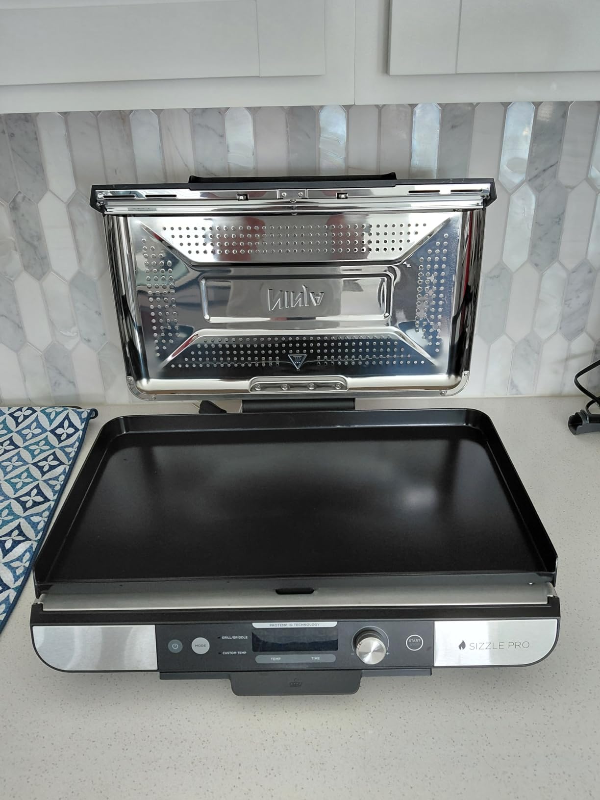 Ninja Sizzle Pro XL 20-Inch Indoor Griddle + Grill, Detachable Ventilated Lid, Grease Control, Ceramic Nonstick Plates, Even Edge Cooking, Extra Large Capacity, Versatile, Silver, GX101 customer photo 2