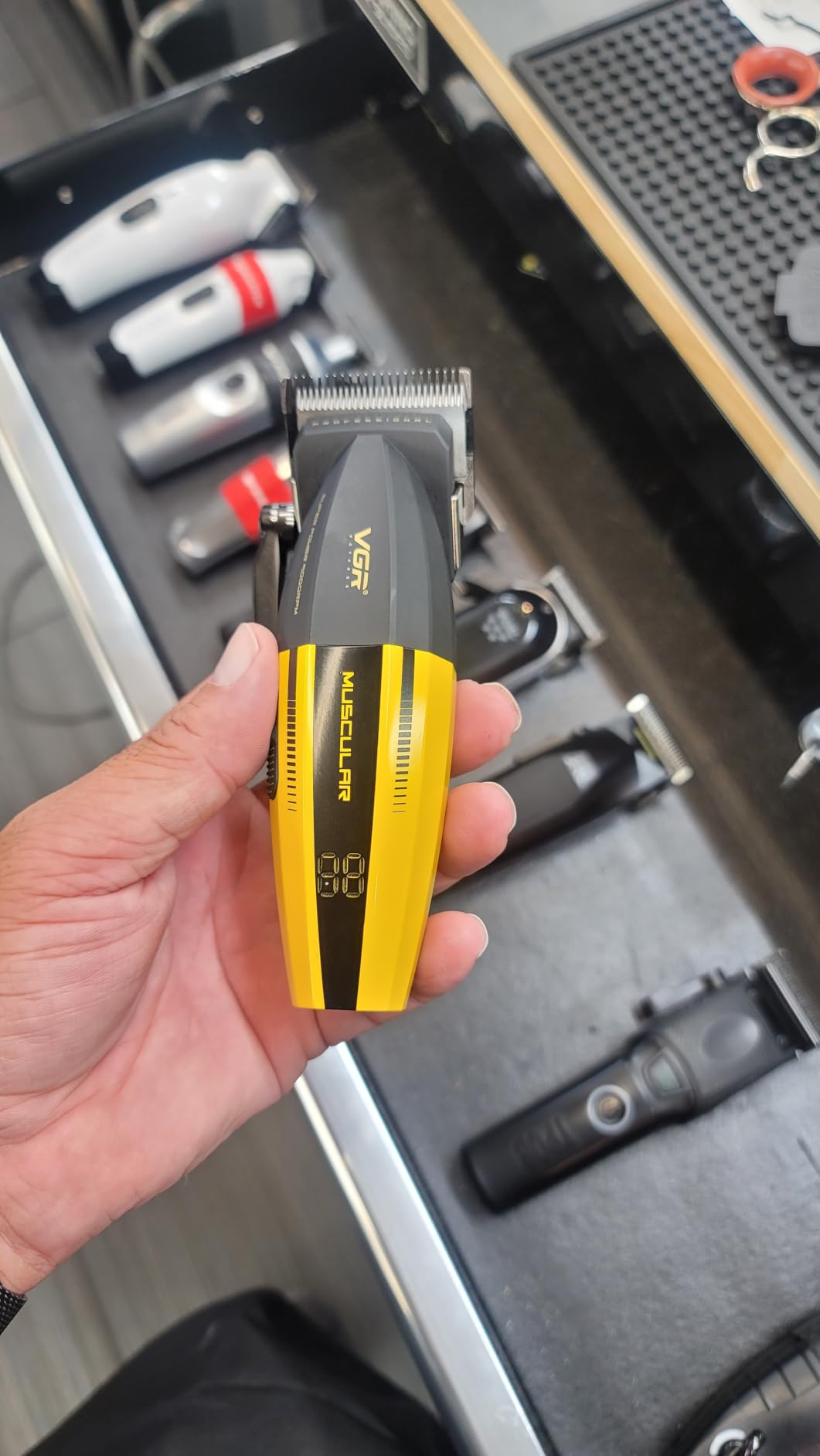 VGR 285 Fresh Fade Hair Clippers for Men, 9000RPM Professional Barber Clippers for Hair Cutting, Cordless Small Hair Trimmer Lightweight Versatile Barber Kit with 6 Magnetic Guide Combs, LED Display customer photo 2