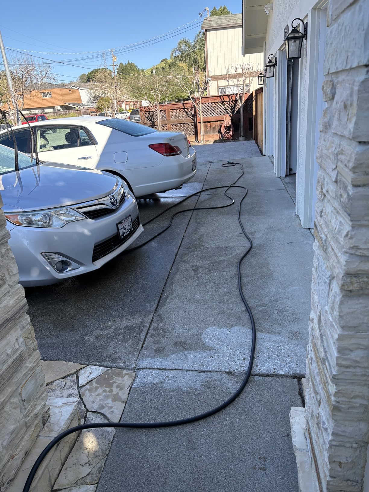 Amazon Basics Heavy-Duty Garden Water Hose, 50ft, Crush-Resistant Aluminum Couplings, Tangle-Free 360 Swivel, 500 PSI Burst Pressure customer photo 1