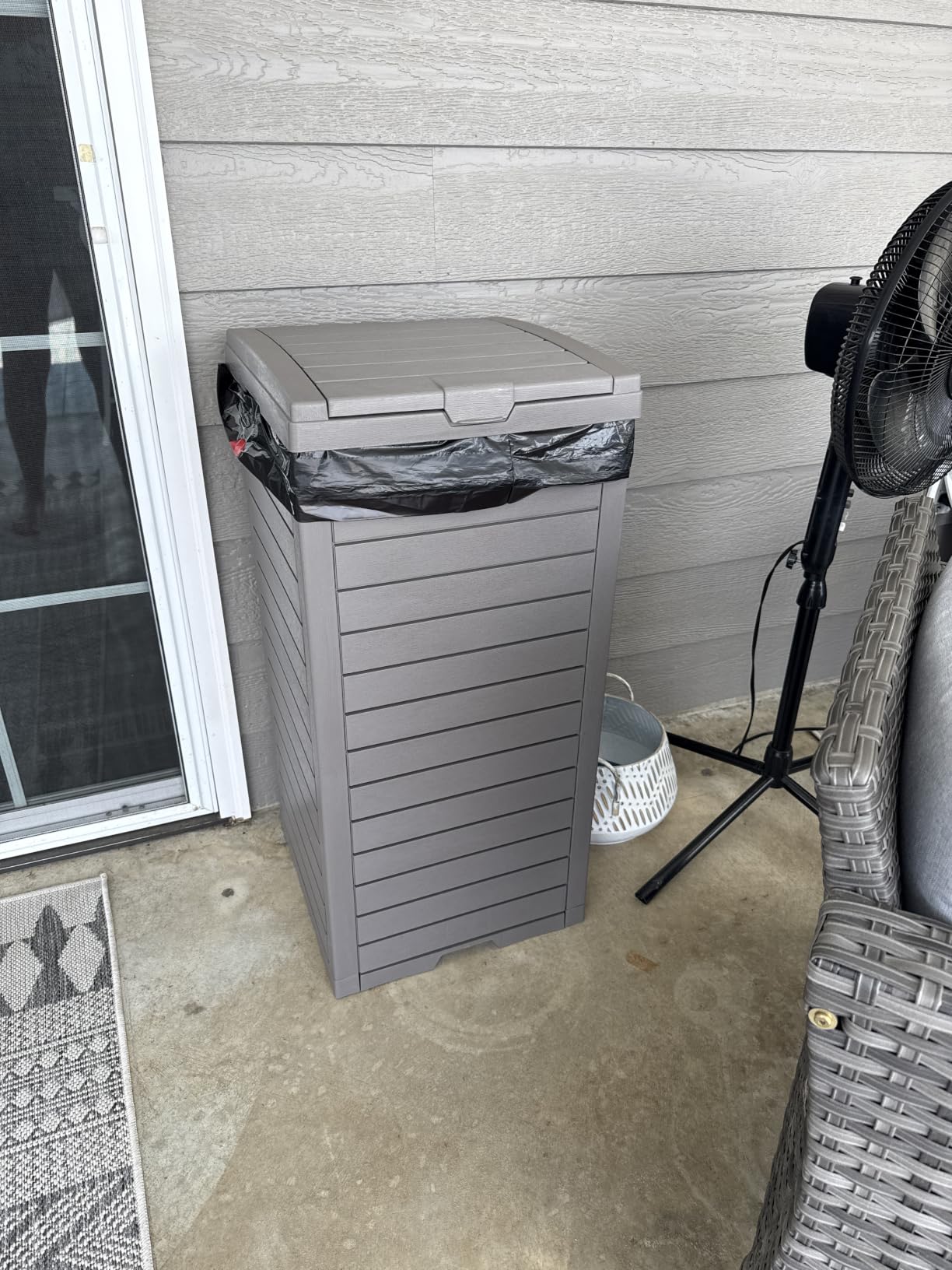 38 Gallon Outdoor Trash Can with lid, Waterproof, UV-Resistant Resin Garbage Can, Lockable Lid and Drip Tray, Trash Bin for Patio, Kitchen, Backyard and Deck (Grey) customer photo 1