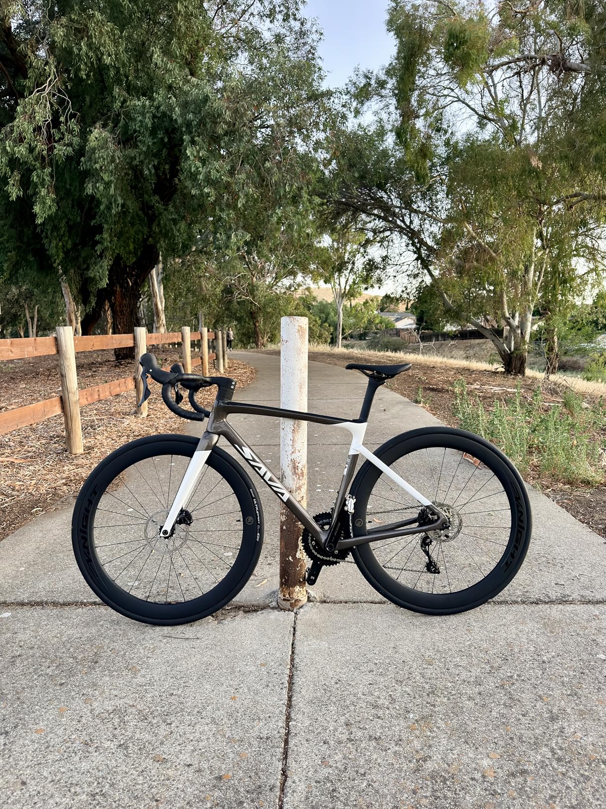 SAVADECK SLR7S Carbon Road Bike, T800 Carbon Fiber Frame Racing Bicycle with Shimano 105 R7120 24 Speed Groupset and Hydraulic Disc Brakes, Ultra-Light Carbon Bike customer photo 1