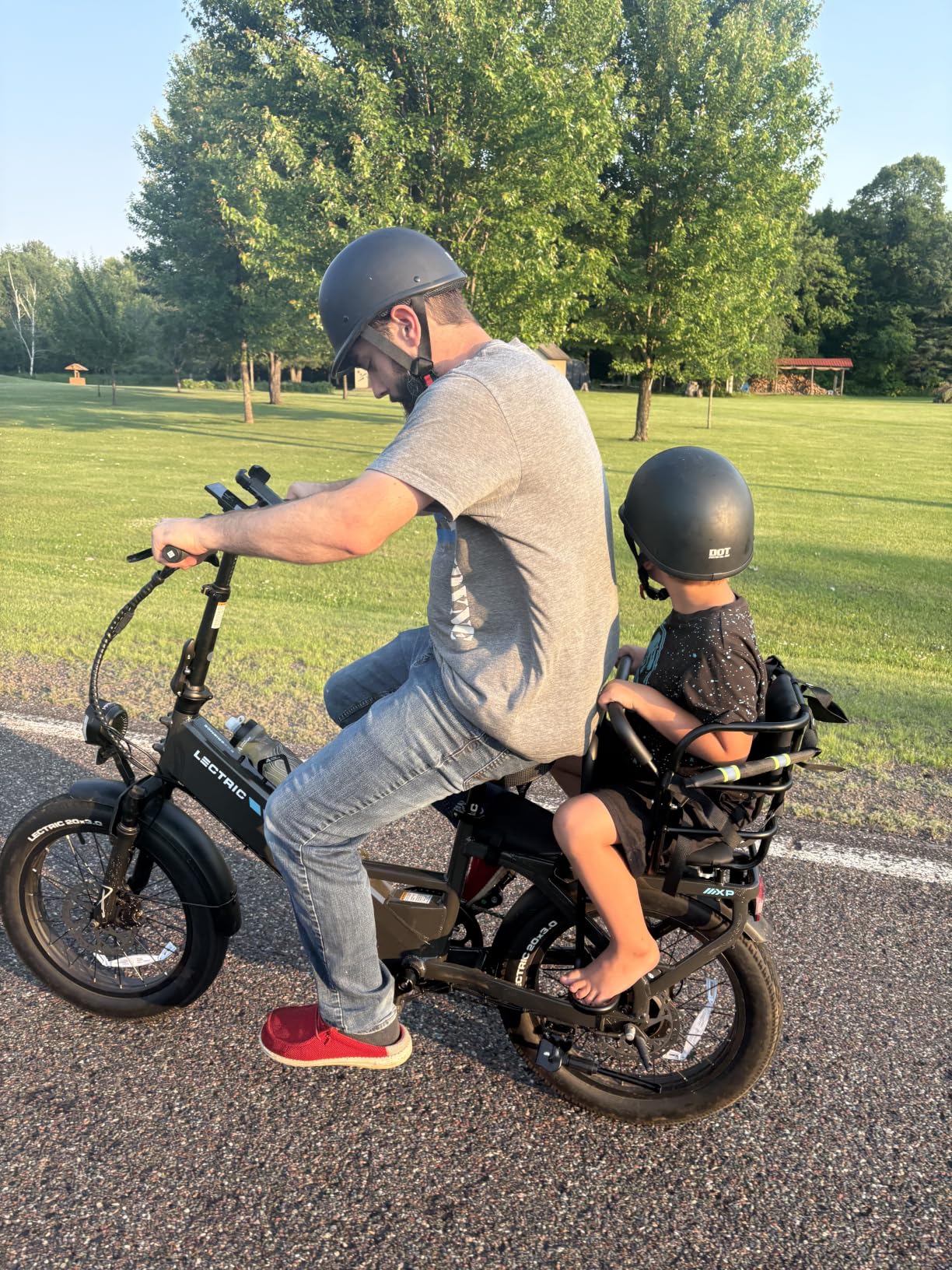 Upgraded Rear Child Bike Seat, Back Mount Kid's Bike Seat with Foot Pedals, Back Rest, Handrail, Designed for Children Aged 18 Months to 8 Years Old customer photo 2