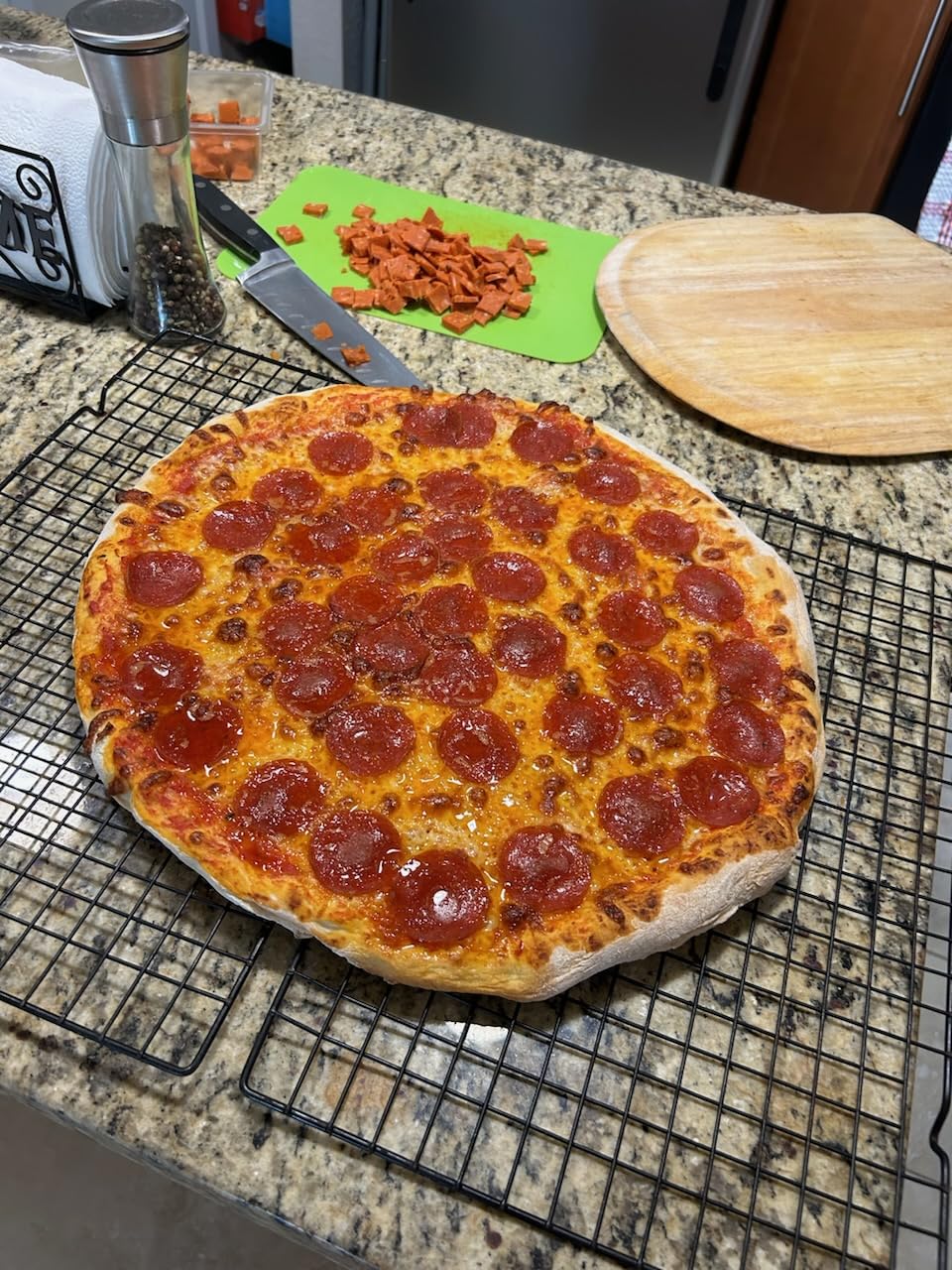 VEVOR Indoor Pizza Oven, 12-Inch Electric Pizza Maker, Max 788°F Countertop Cooker with 5 Heat Levels, 1200W Dual Temp Controls, Compact Home Pizza Oven with Viewing Window & Thermometer, Black customer photo 1