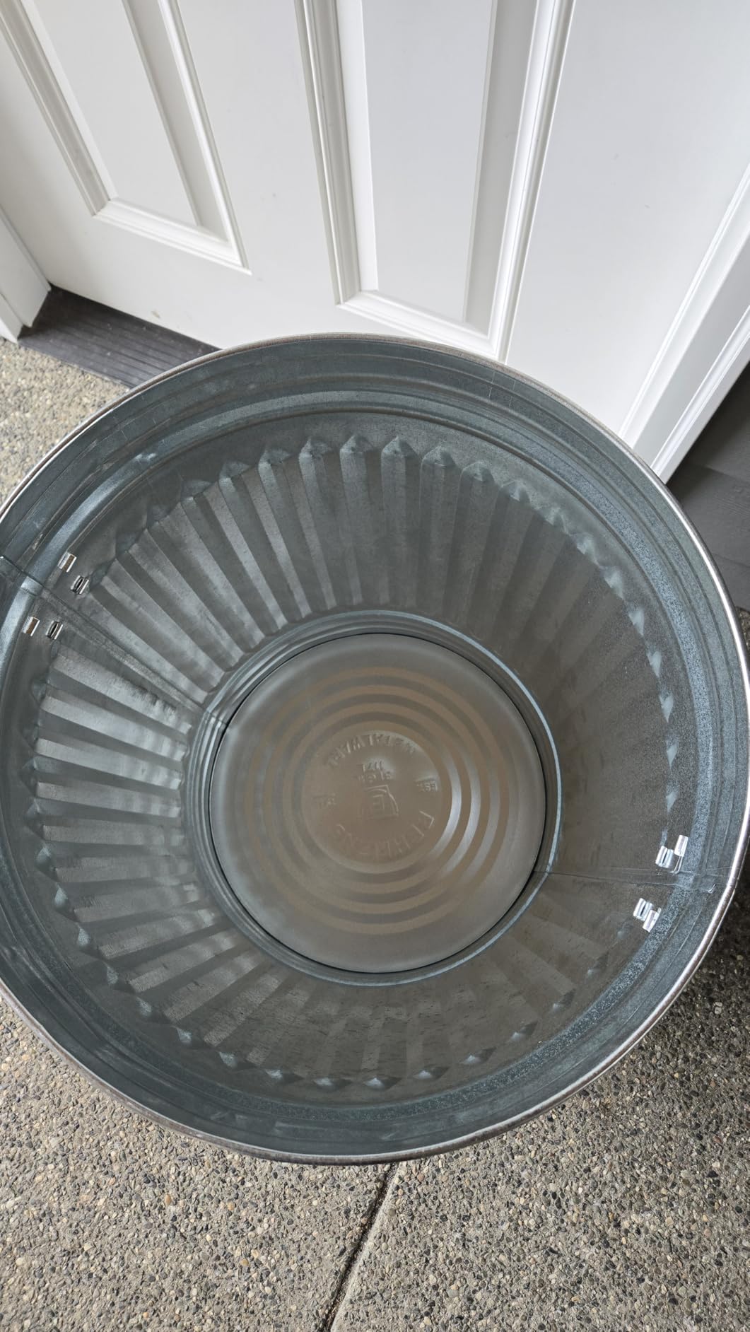 31 Gallon Galvanized Steel Trash Can with Lid - Heavy Duty Outdoor Metal Garbage Bin for Pet Food, Seed & Charcoal Storage - Rodent Proof, Weather Resistant & Rust Free customer photo 2