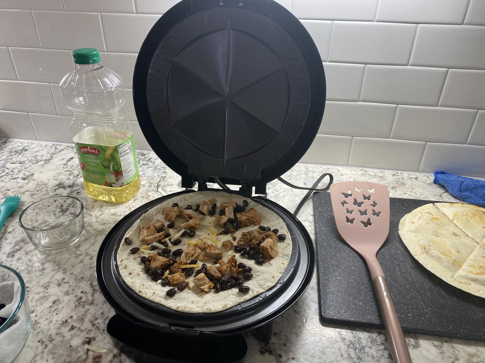 Electric Quesadilla Maker, 11' Quesadilla Press with Extra Stuffing Latch, Easy Slice 6 Wedge, Nonstick Plates, Easy to Clean, Non-Slip Feet, Grilled Cheese Corn Flour Tortilla Snacks, Black customer photo 2