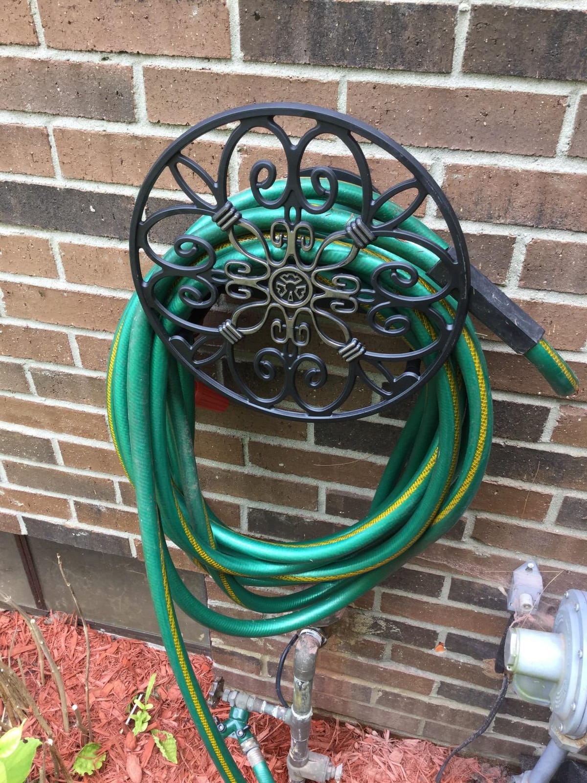 Liberty Garden Products 670 Wall Mounted Decorative Hose Butler, Holds 125-Feet of, Black customer photo 2