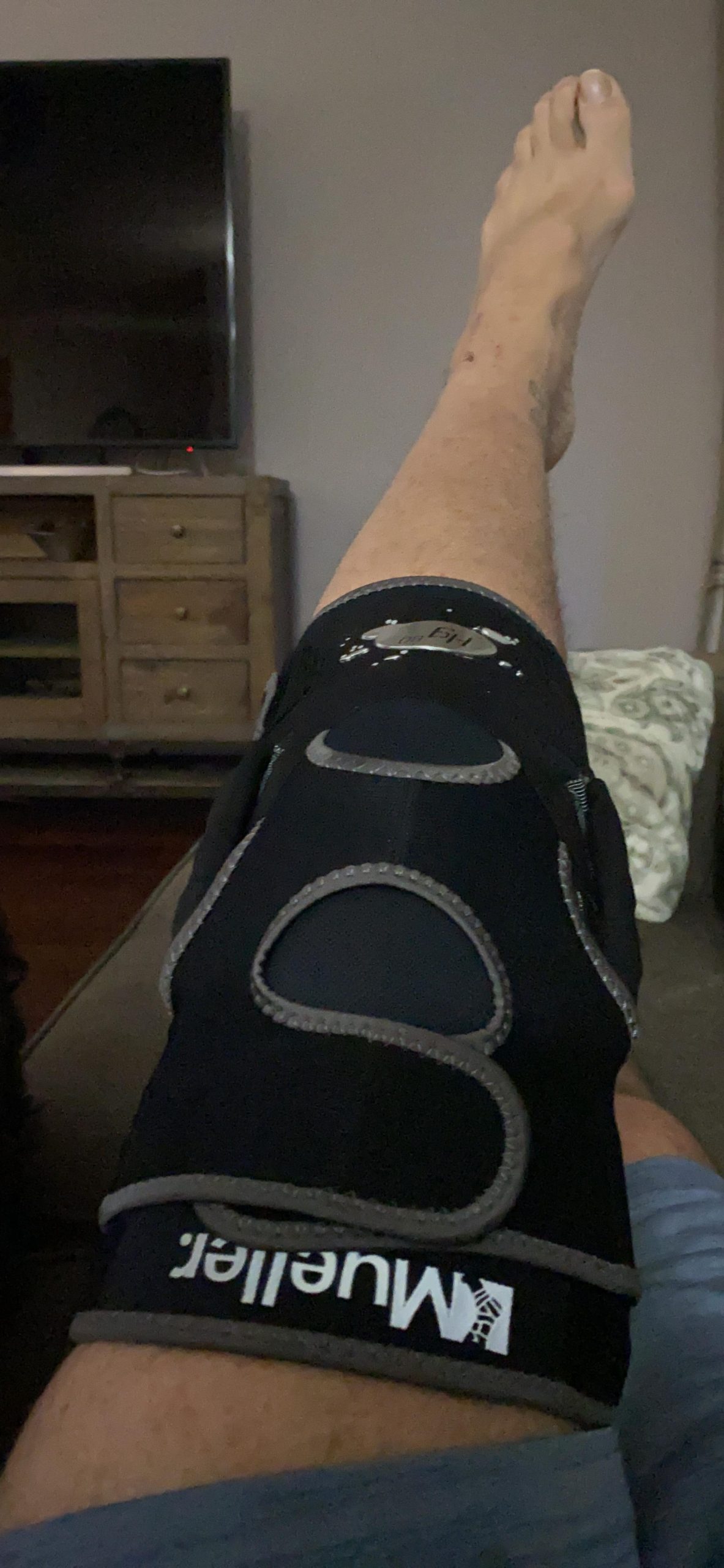 MUELLER Sports Medicine Hg80 Hinged Knee Brace, Knee Pain Relief Support for Men and Women, Ideal for Arthritis, Sprains, Prevents Hyperextension, Black, Large customer photo 1