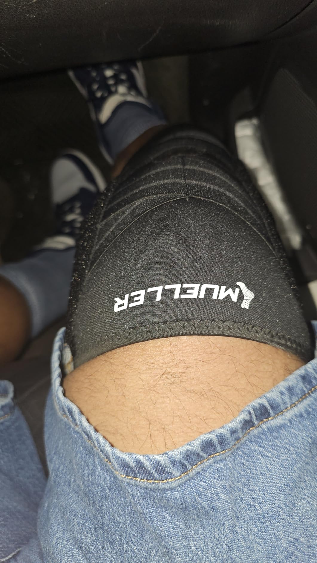 MUELLER Sports Medicine 4-Way Adjustable Knee Brace for Men and Women, Knee Stabilizer for Compression and Pain Relief Support, Ideal for Arthritis, Sprains, Black, One Size customer photo 1