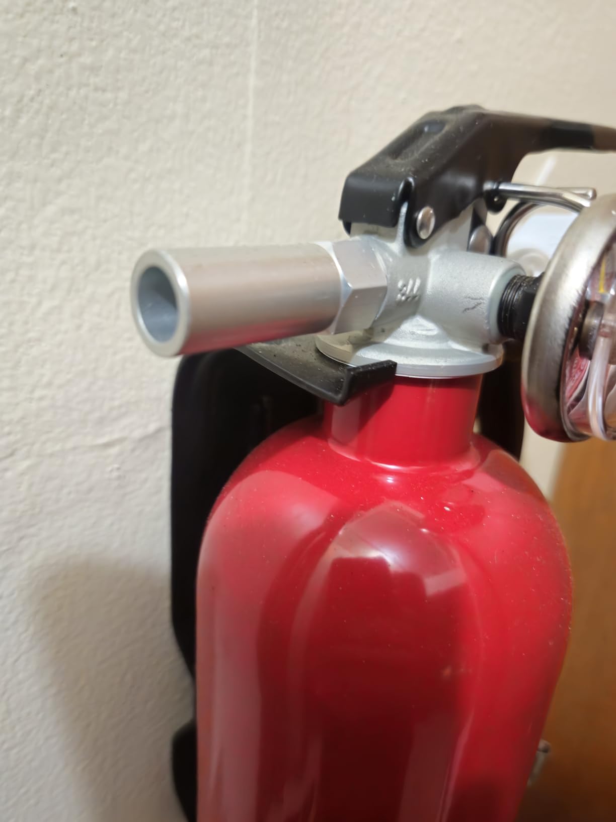 First Alert BRACKET5 Replacement Fire Extinguisher Bracket customer photo 2