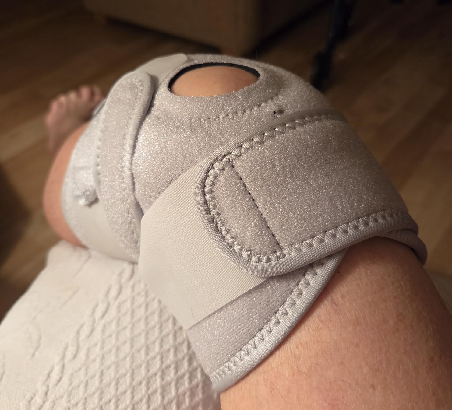 Bracoo Knee Support Brace for Men Women, Adjustable Compression Sleeve Wrap Patellar Pad Tendon - Arthritis Pain, meniscus tear, Injury Recovery, Running, Workout customer photo 1