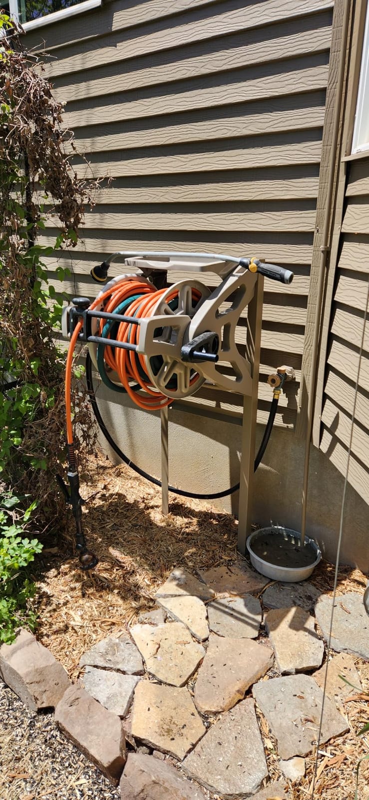 Suncast Slide Trak Garden Hose Reel, Wall-Mount Holder with Storage Tray, Dark Taupe - Outdoor Mounted Organizer for 175 Ft of 5/8