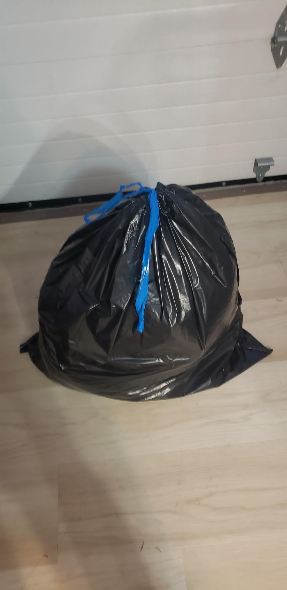 Hefty Strong 30 Gallon Trash Bags, Large Trash Bags 30 Gallon Size, Durable Drawstring Enclosure, Black, Unscented, 56 Bags customer photo 1