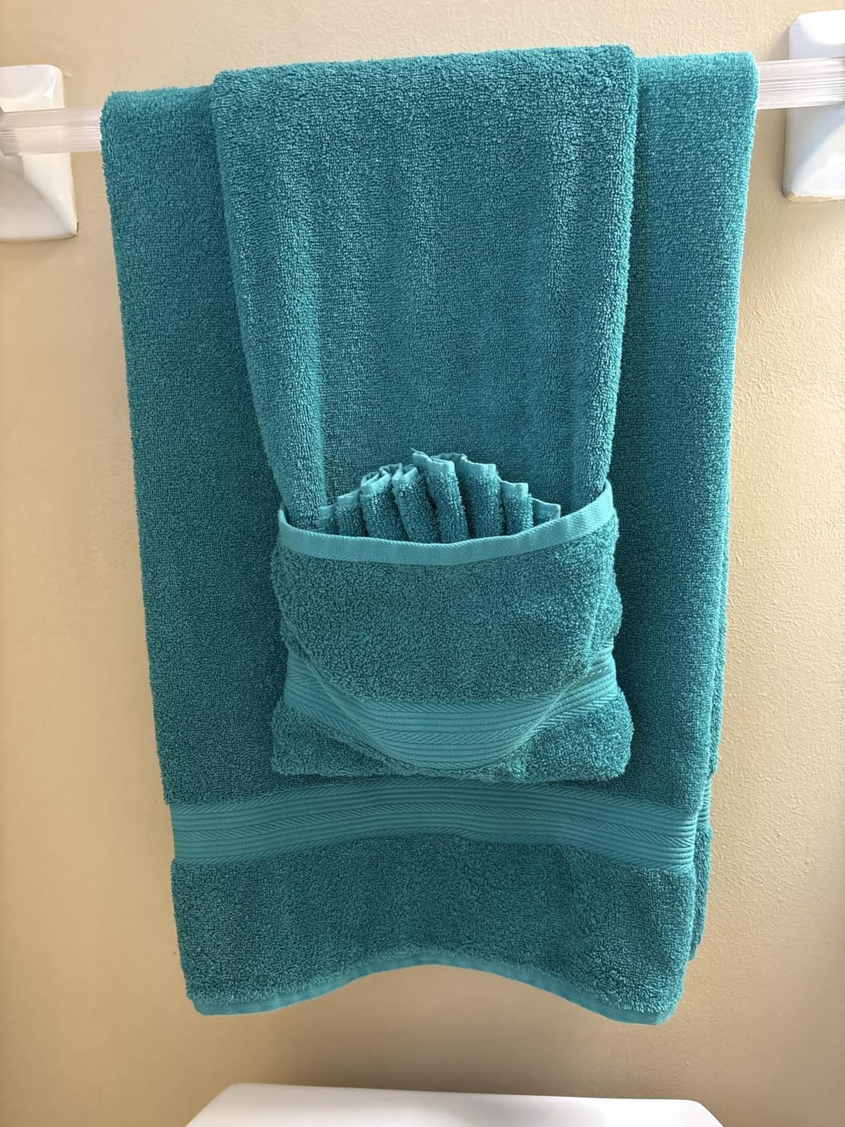 Amazon Basics 6-Piece Fade-Resistant 100% Cotton Towel Set for Bathroom, Soft and Absorbent, 2 Bath Towels, 2 Hand Towels, 2 Washcloths, Gray customer photo 1